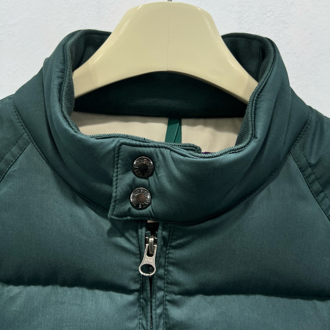 Grüne, schwarze und weiße Jacke
