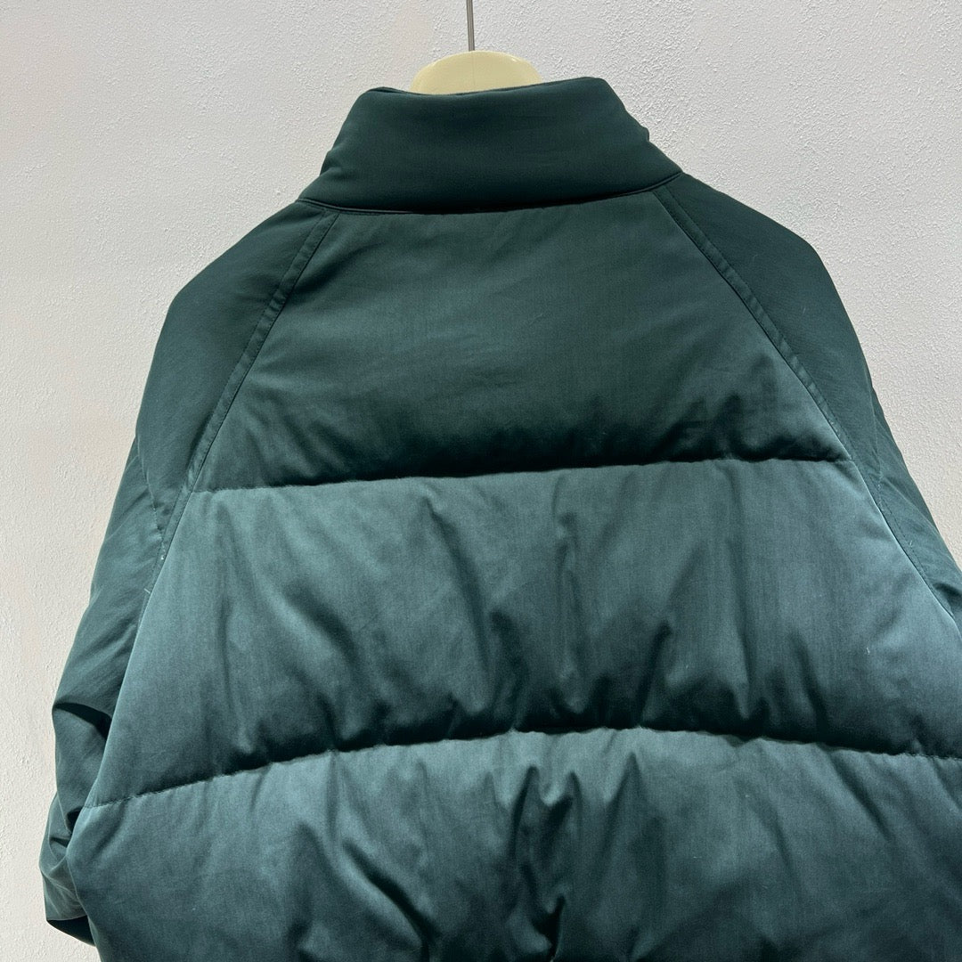 Grüne, schwarze und weiße Jacke