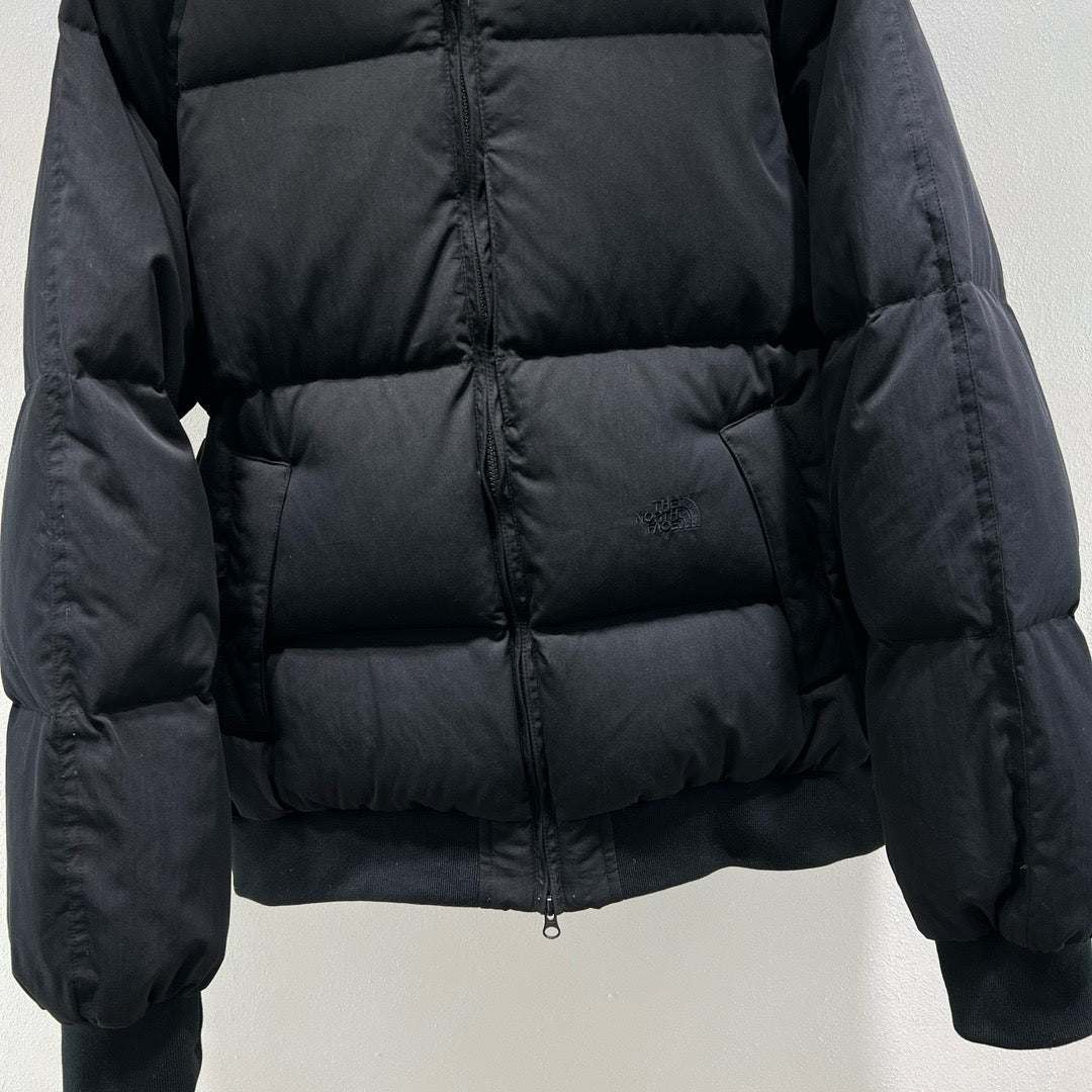 Grüne, schwarze und weiße Jacke