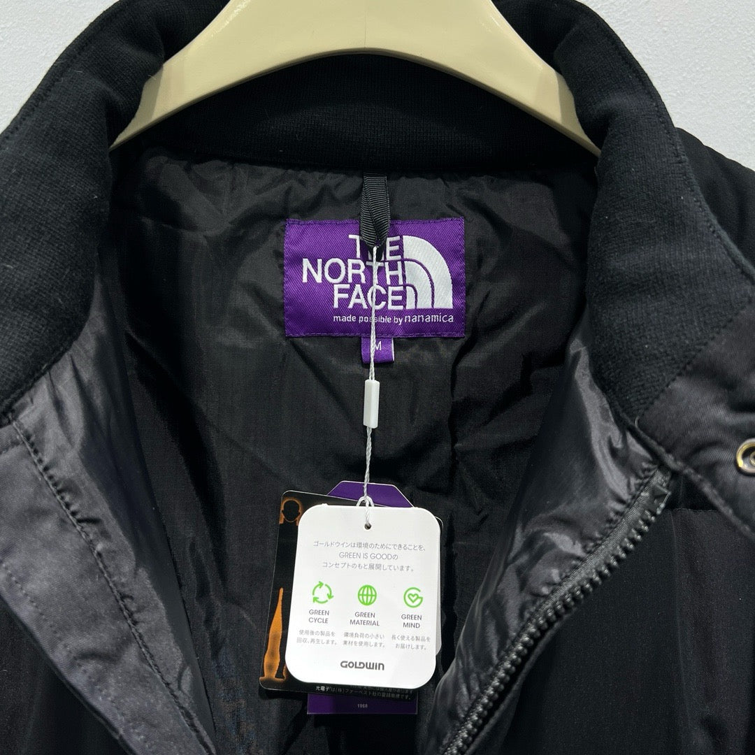 Grüne, schwarze und weiße Jacke