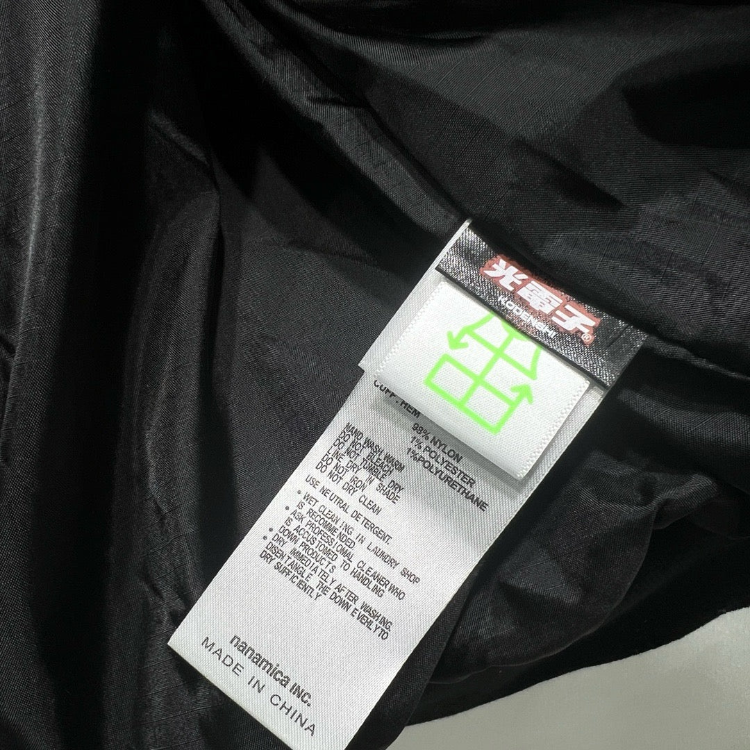 Grüne, schwarze und weiße Jacke