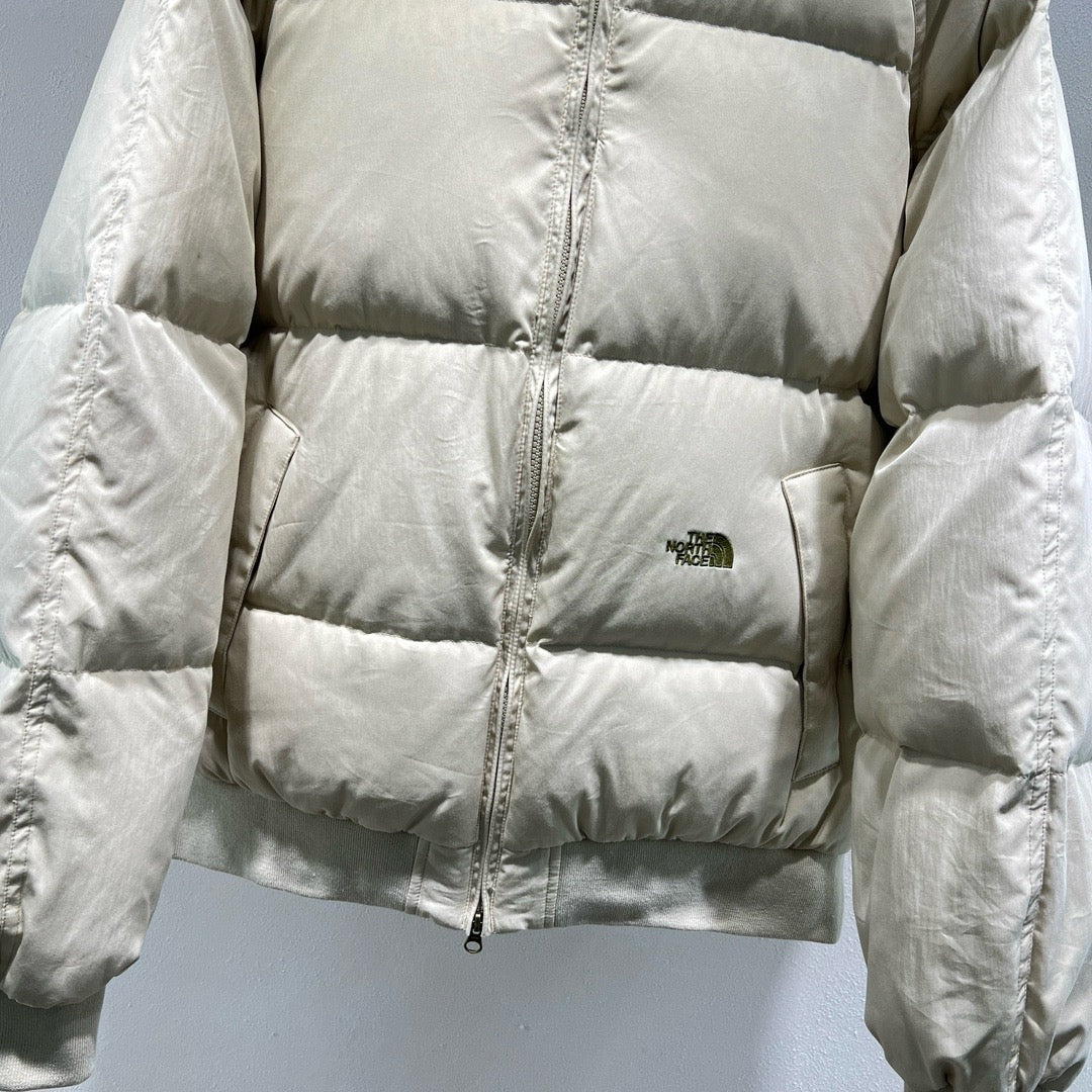 Grüne, schwarze und weiße Jacke