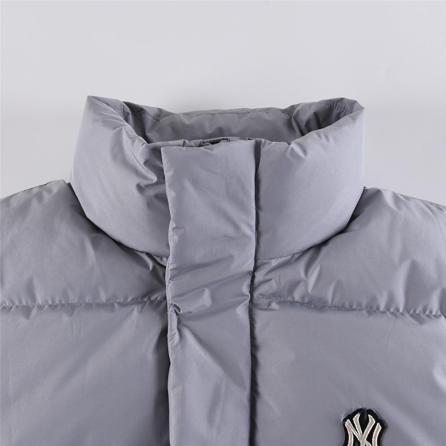 سترة باللون الأسود والرمادي والوردي والأبيض