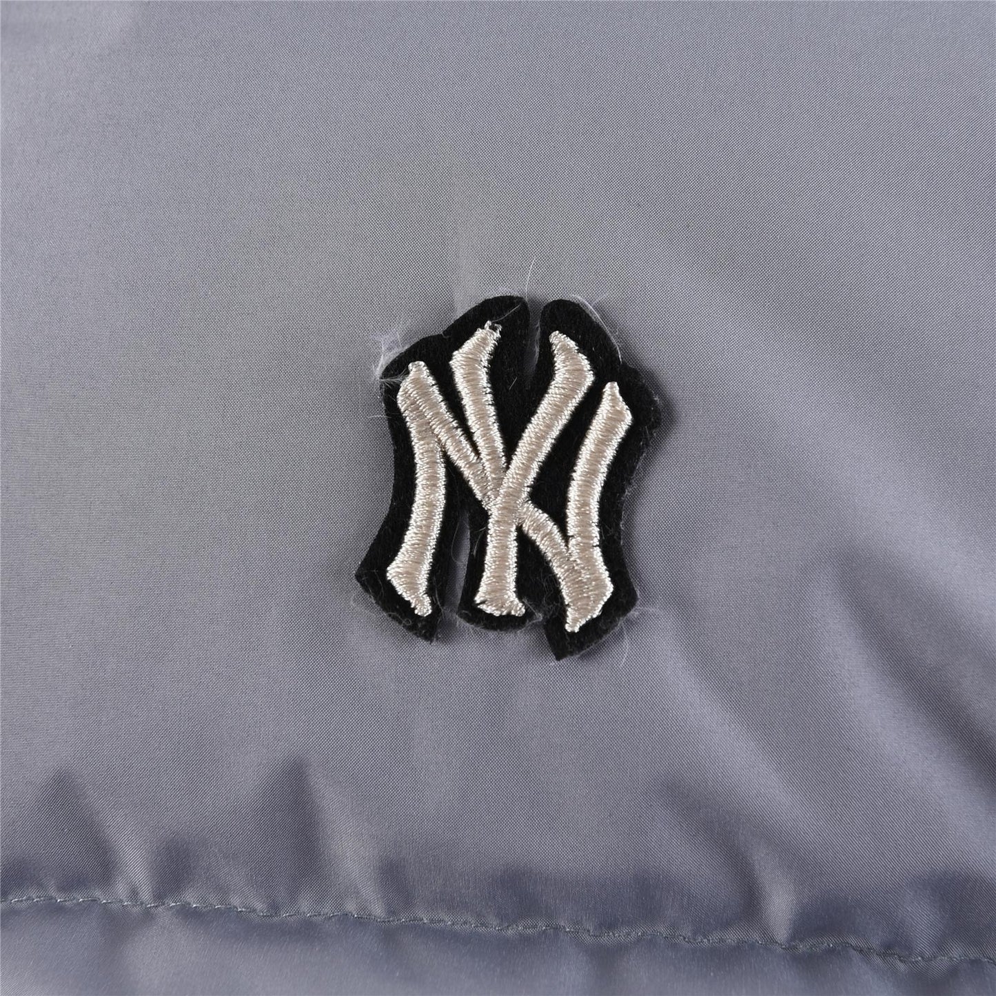 سترة باللون الأسود والرمادي والوردي والأبيض