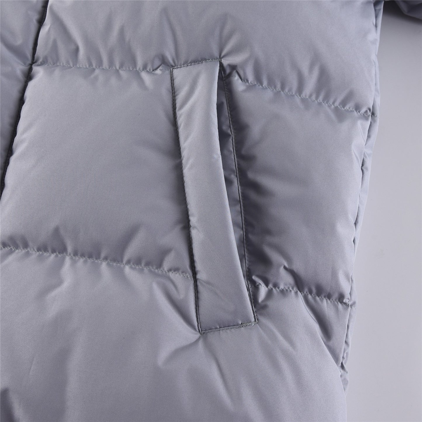 سترة باللون الأسود والرمادي والوردي والأبيض