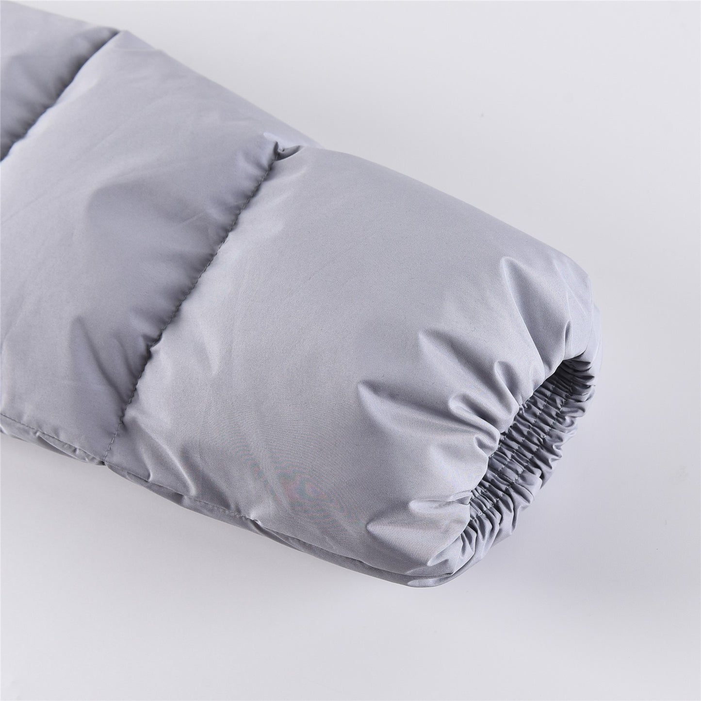 سترة باللون الأسود والرمادي والوردي والأبيض