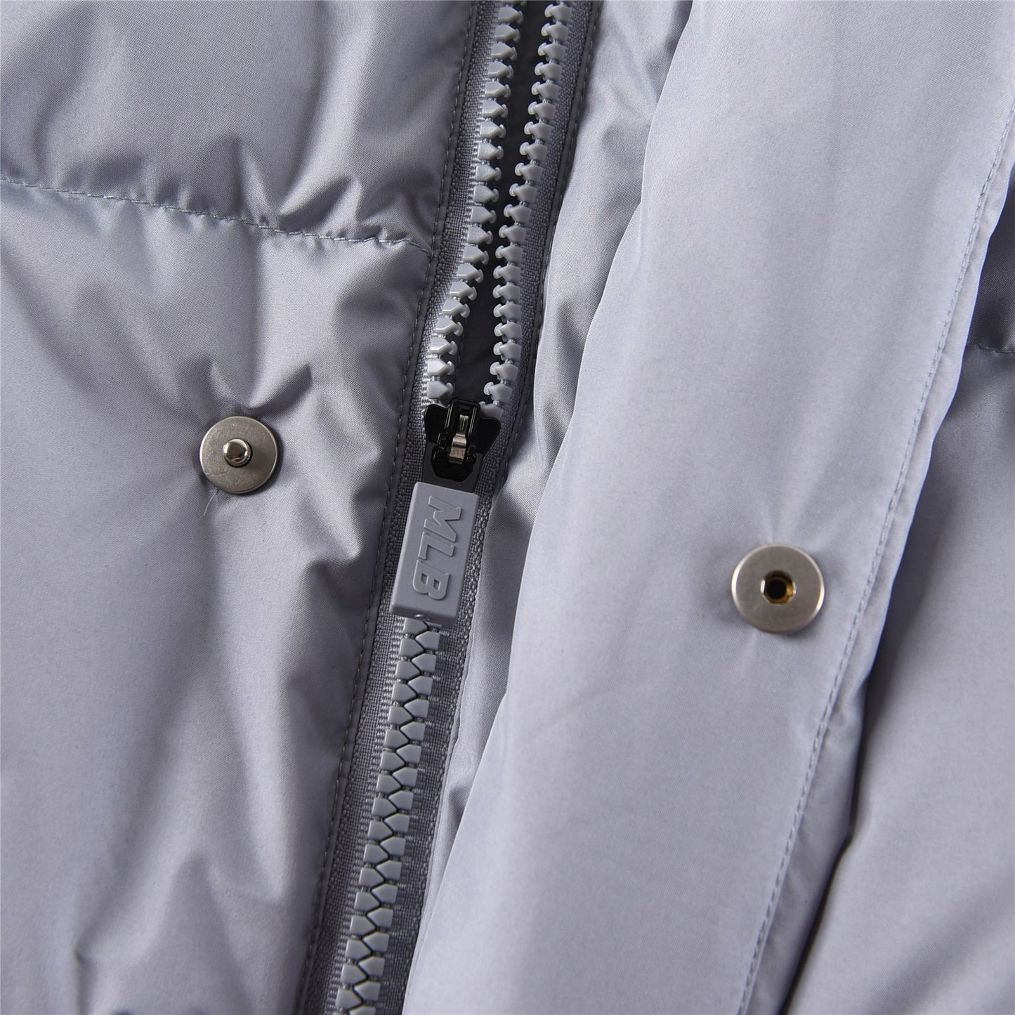 سترة باللون الأسود والرمادي والوردي والأبيض