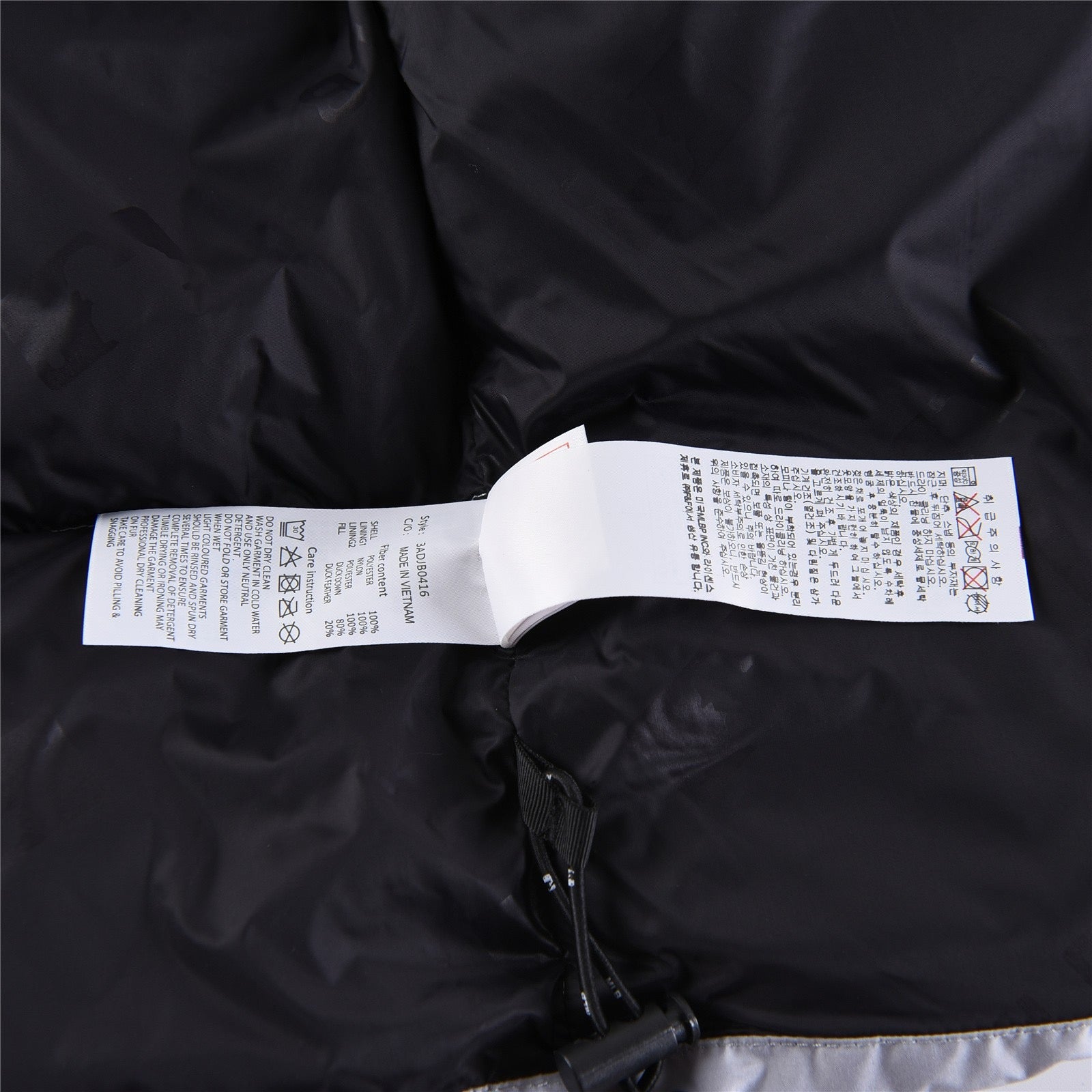 Schwarze, graue, rosa und weiße Jacke