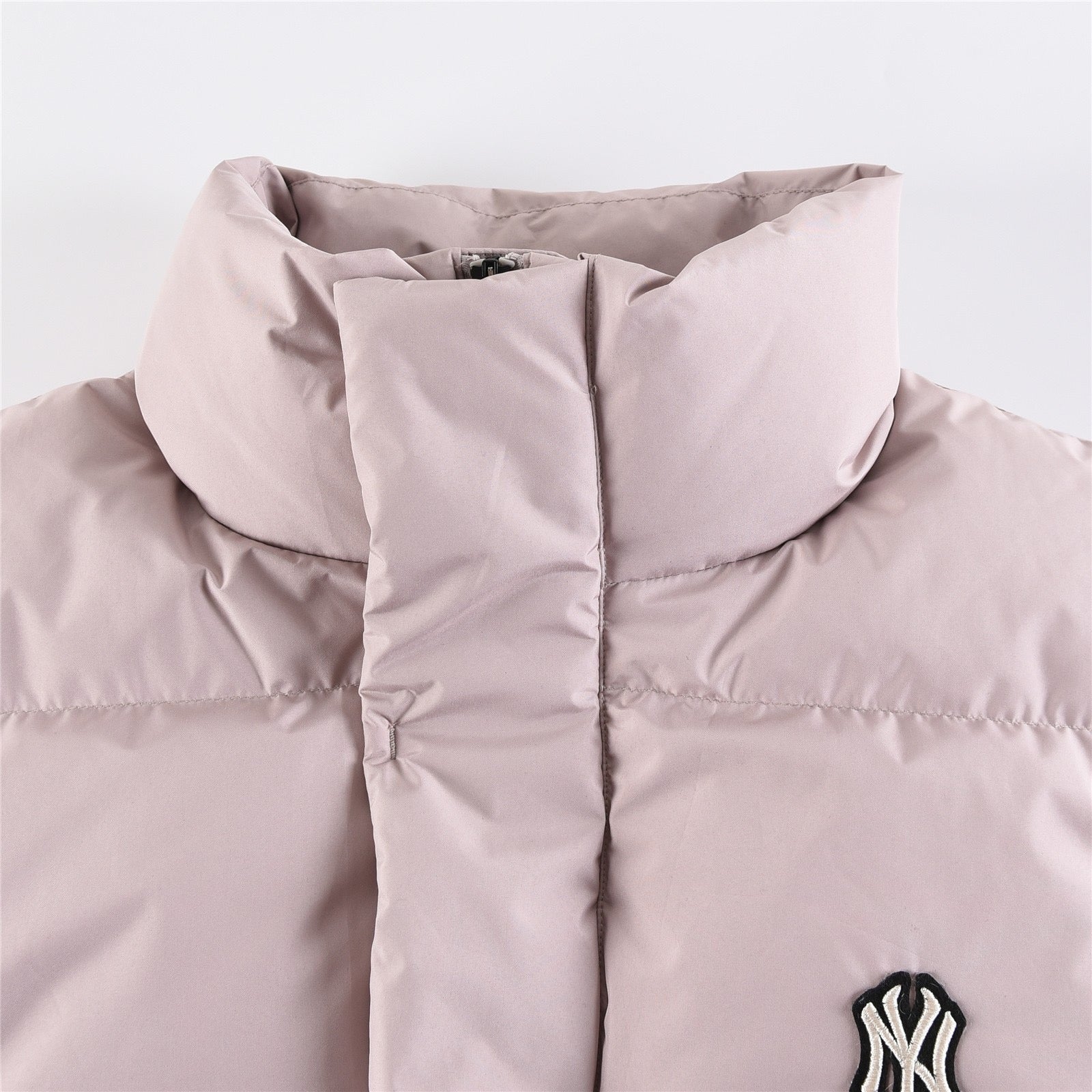 Schwarze, graue, rosa und weiße Jacke