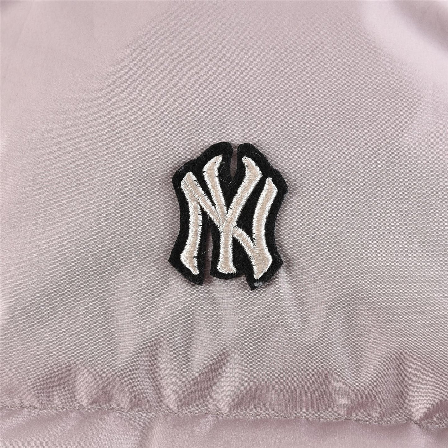 سترة باللون الأسود والرمادي والوردي والأبيض