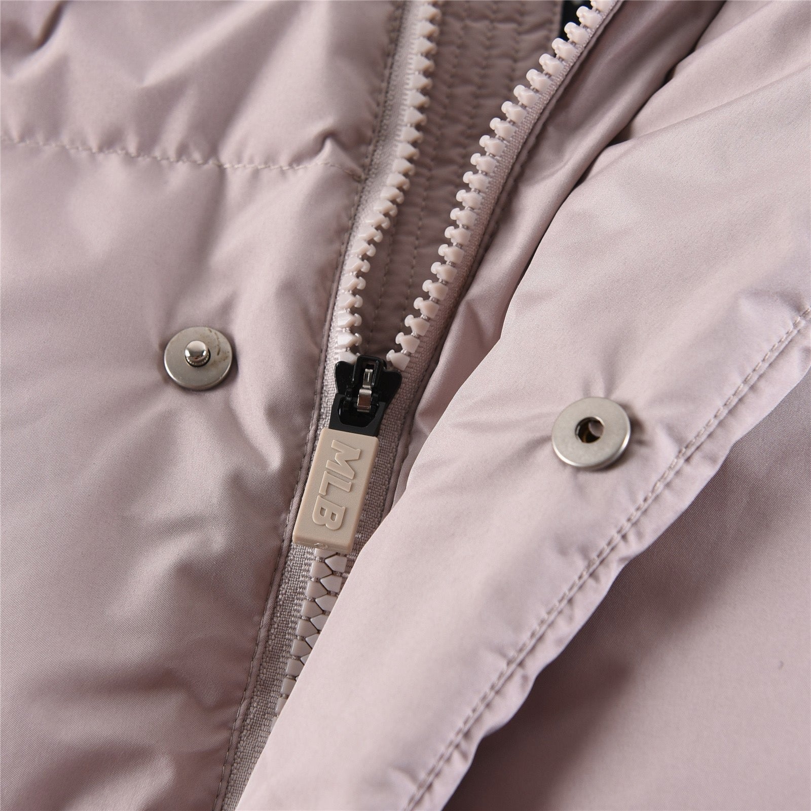 Schwarze, graue, rosa und weiße Jacke
