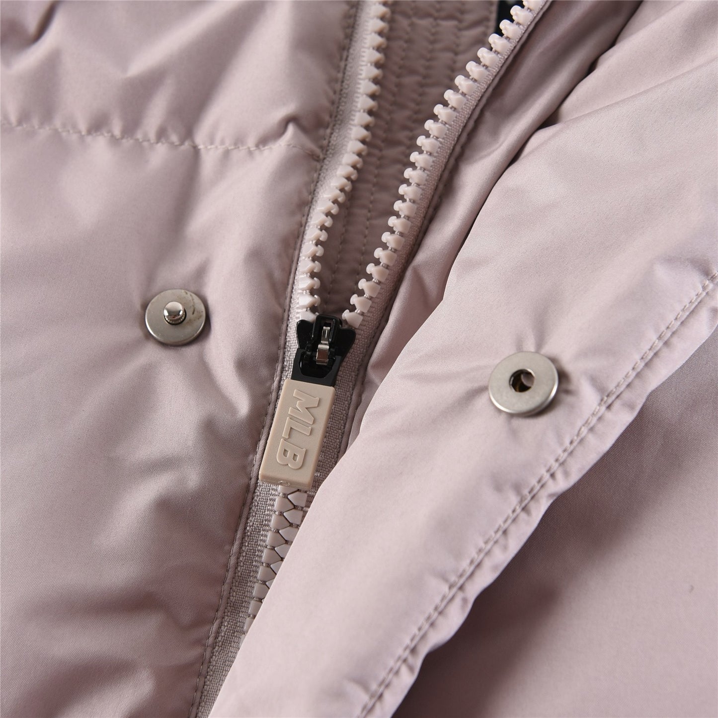 سترة باللون الأسود والرمادي والوردي والأبيض