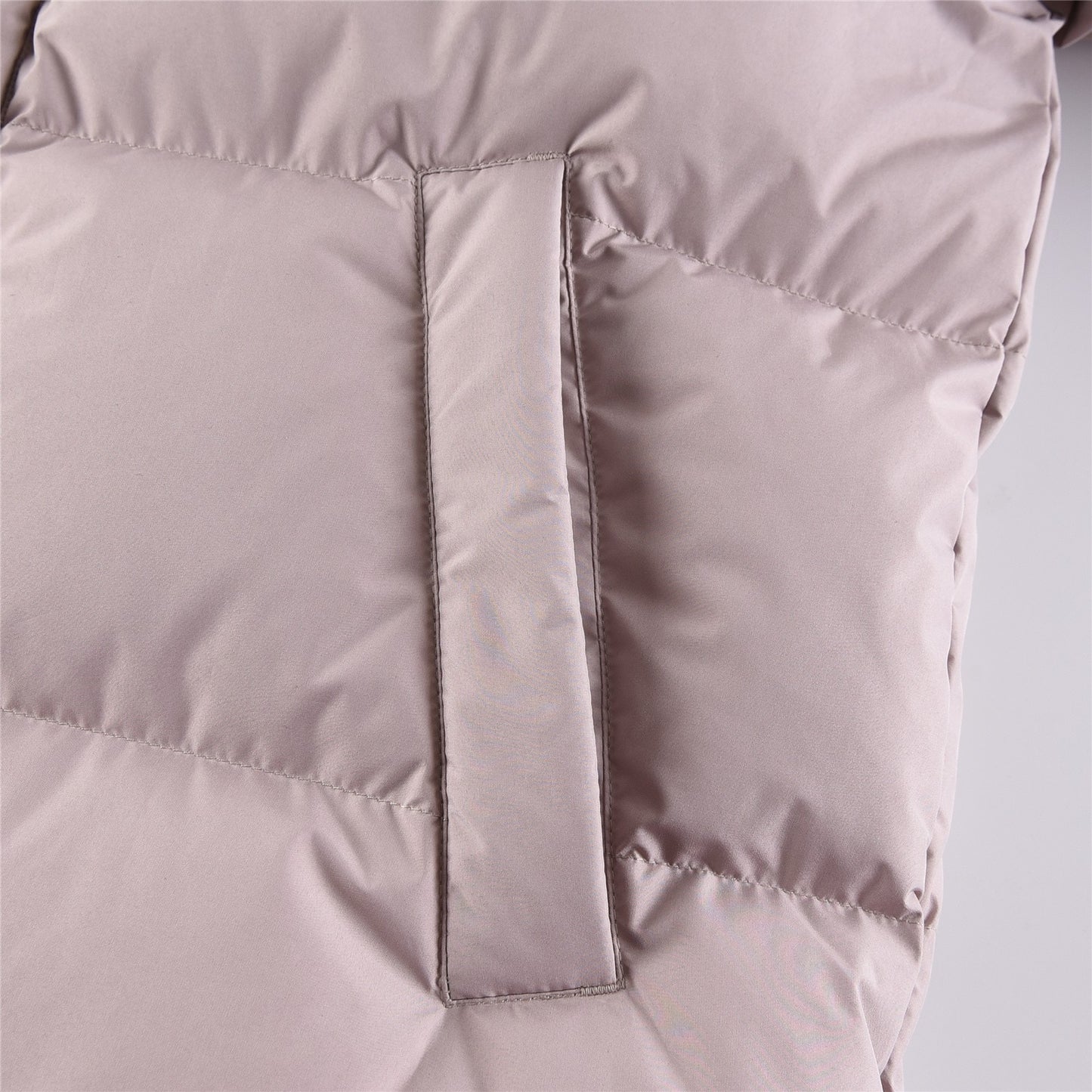 سترة باللون الأسود والرمادي والوردي والأبيض