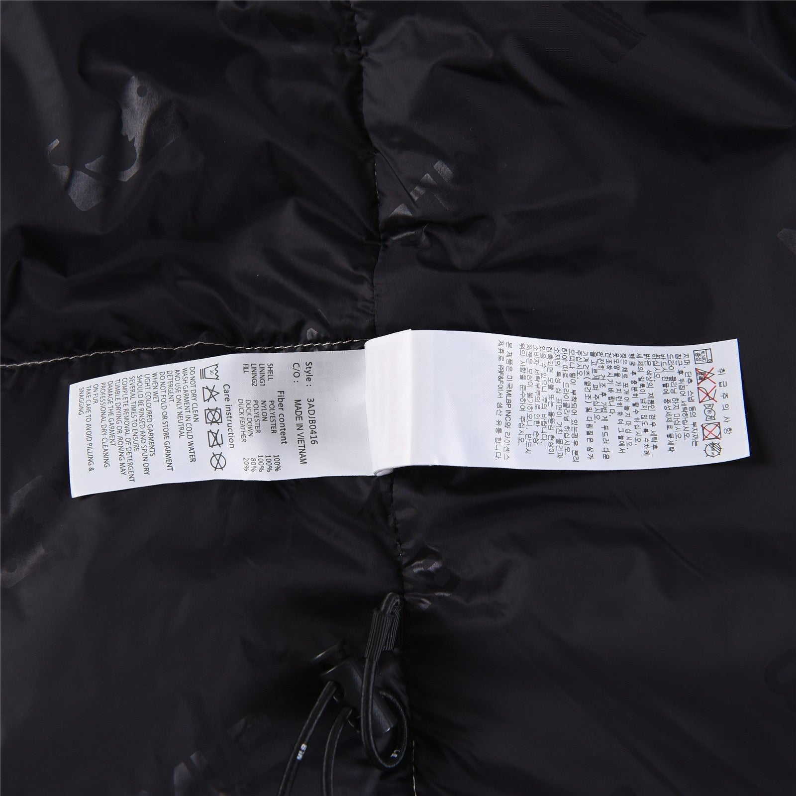 Schwarze, graue, rosa und weiße Jacke