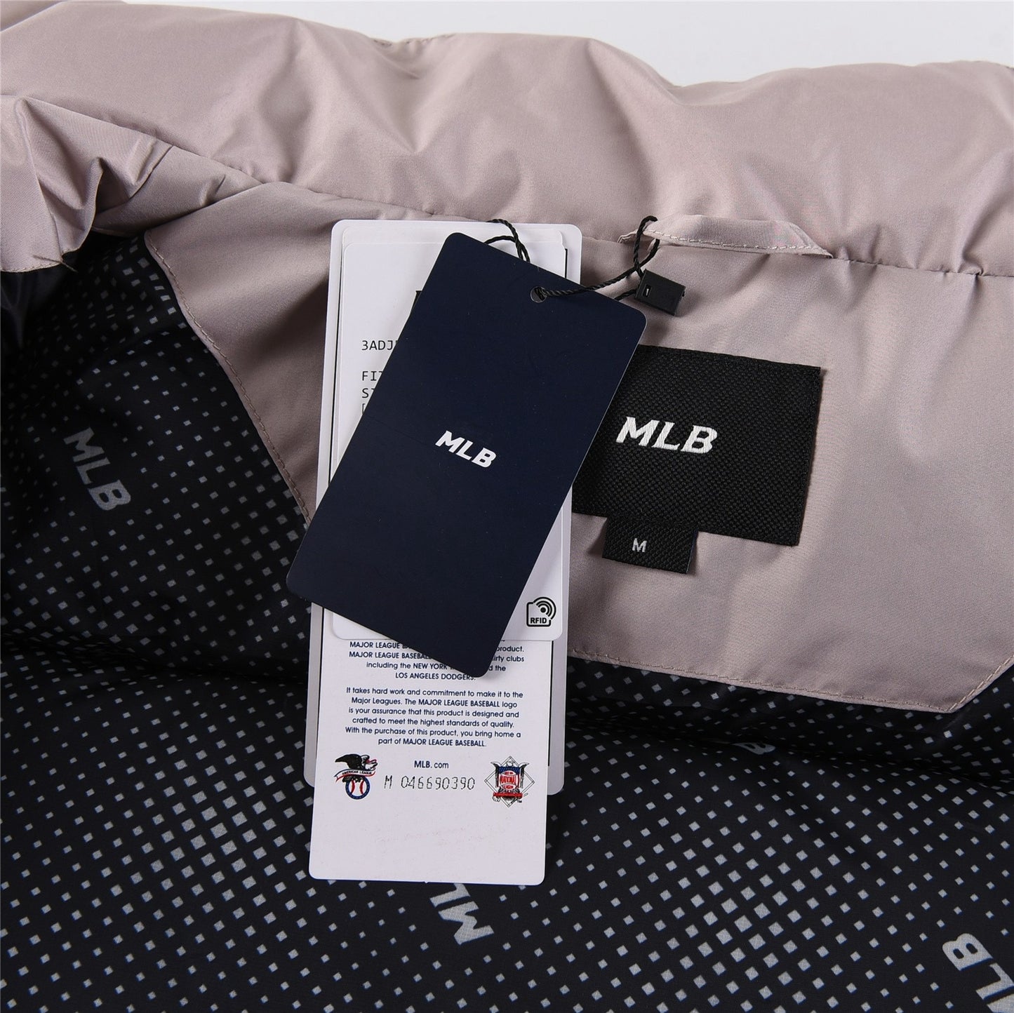 سترة باللون الأسود والرمادي والوردي والأبيض