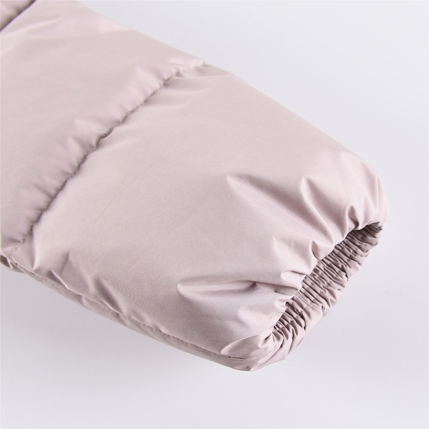 سترة باللون الأسود والرمادي والوردي والأبيض