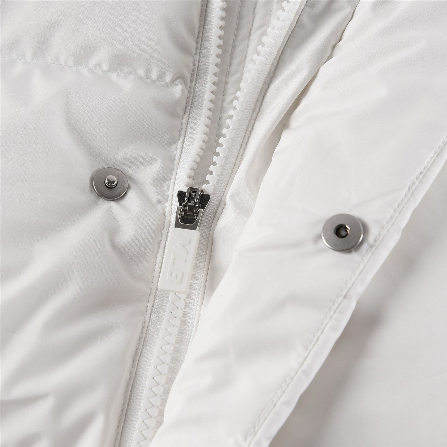 سترة باللون الأسود والرمادي والوردي والأبيض