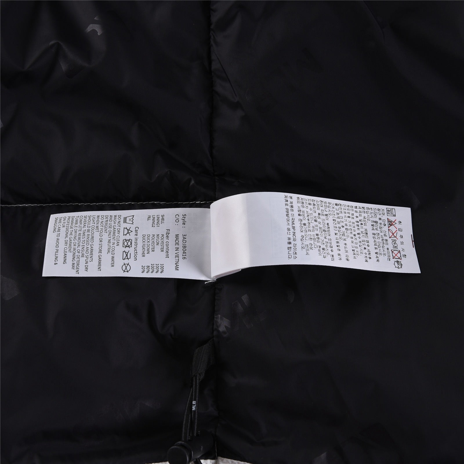 Schwarze, graue, rosa und weiße Jacke