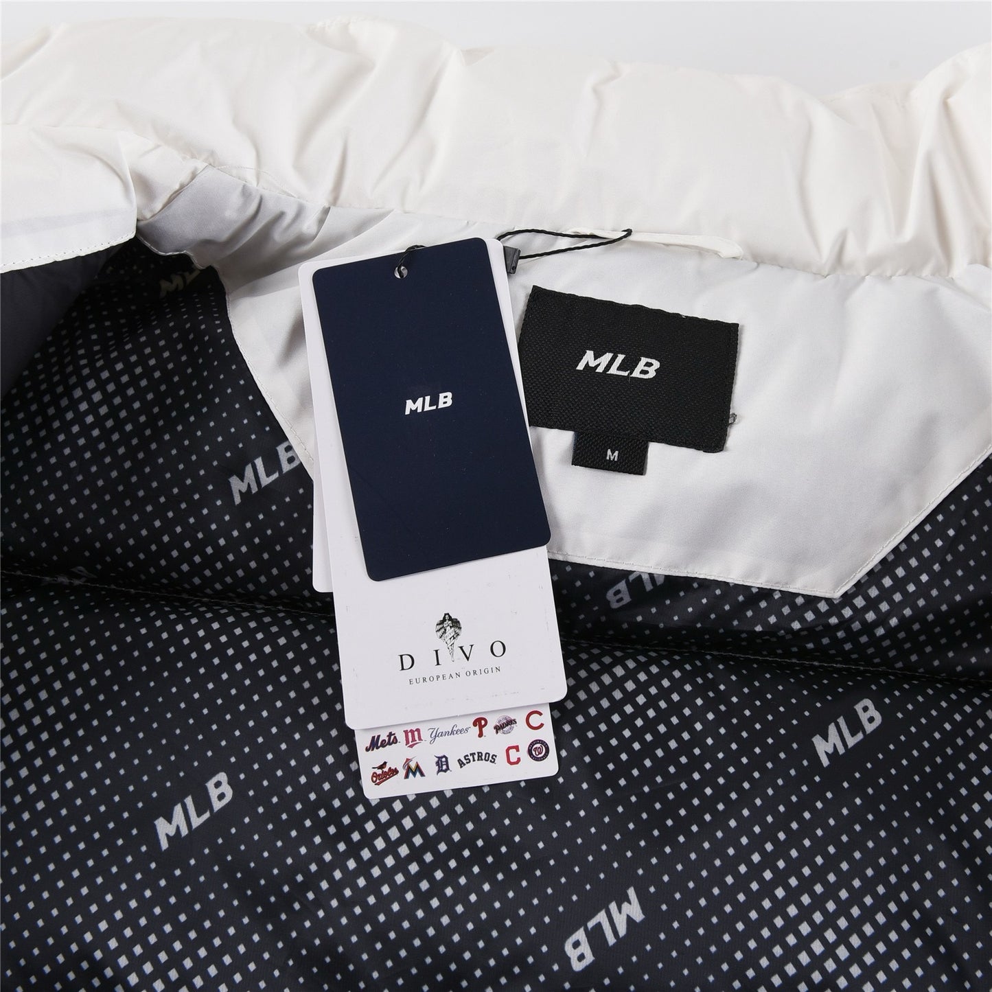 سترة باللون الأسود والرمادي والوردي والأبيض