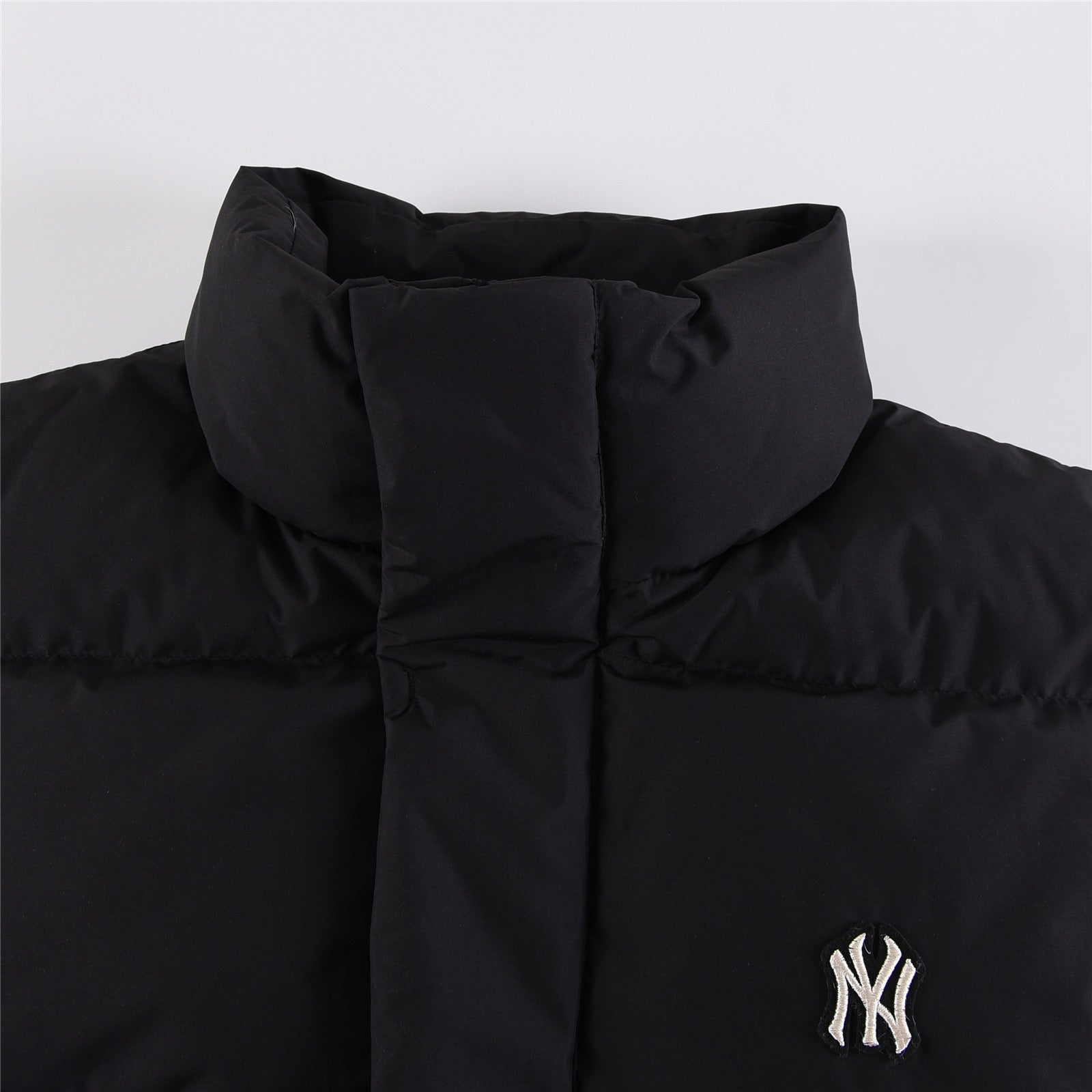 Schwarze, graue, rosa und weiße Jacke
