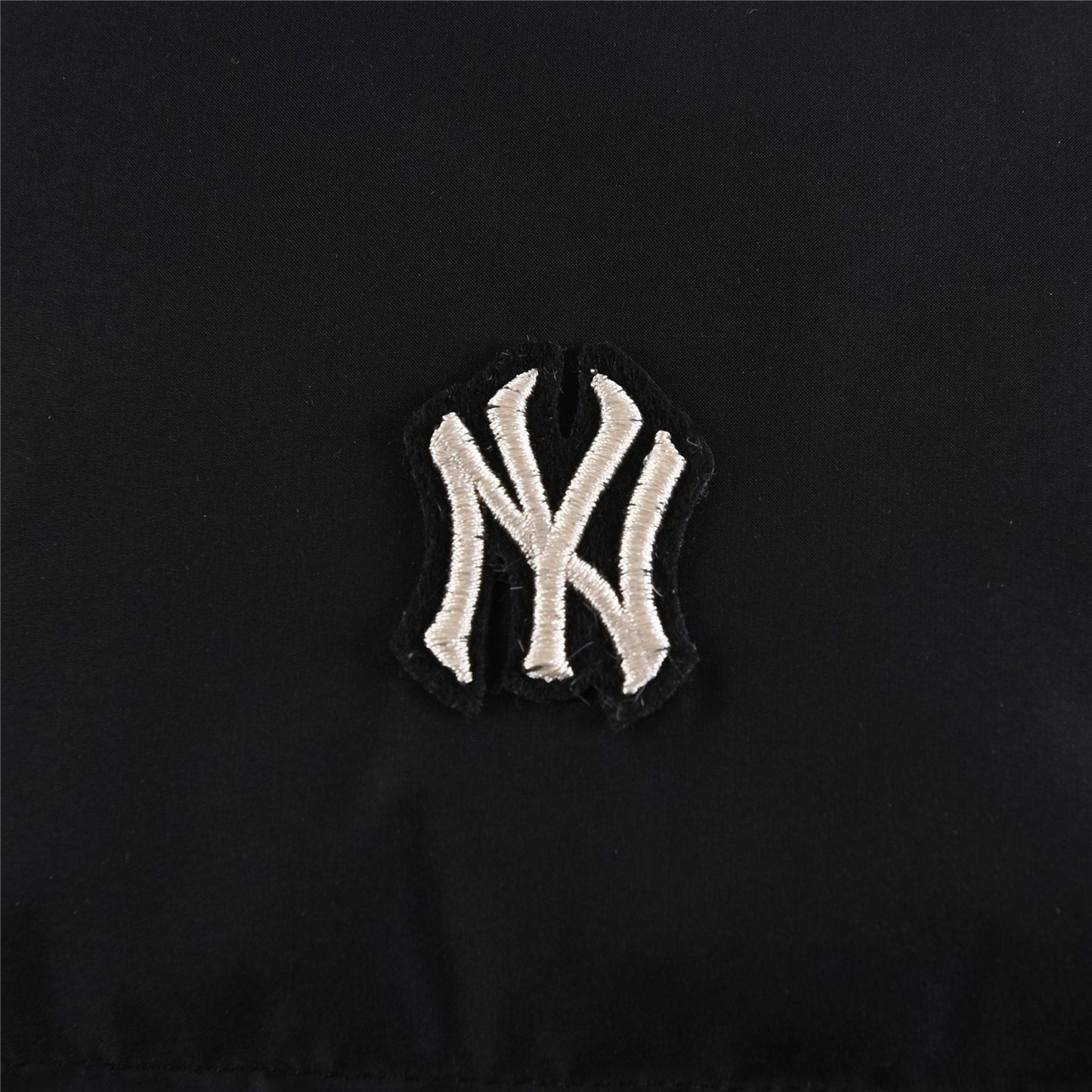 سترة باللون الأسود والرمادي والوردي والأبيض