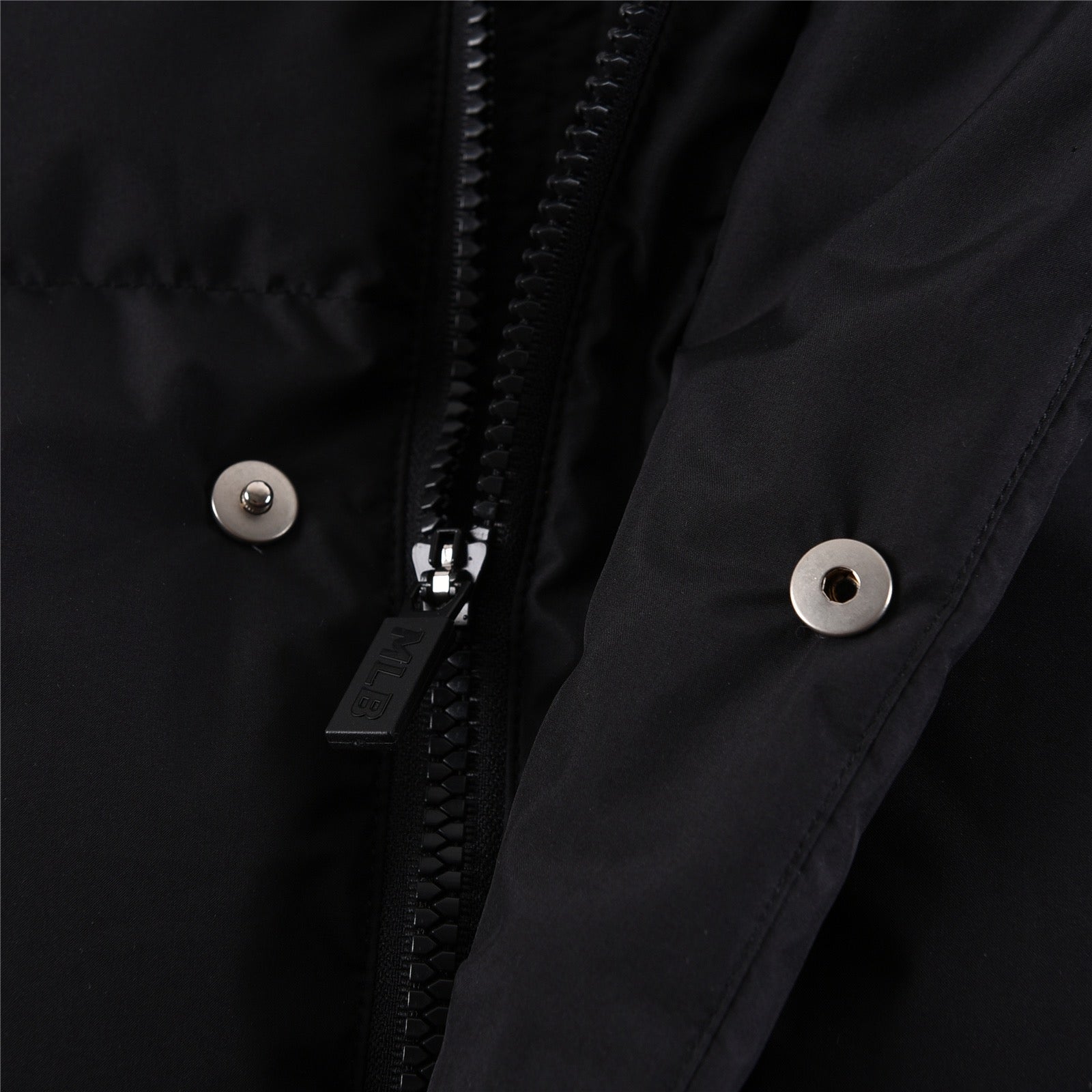 Schwarze, graue, rosa und weiße Jacke
