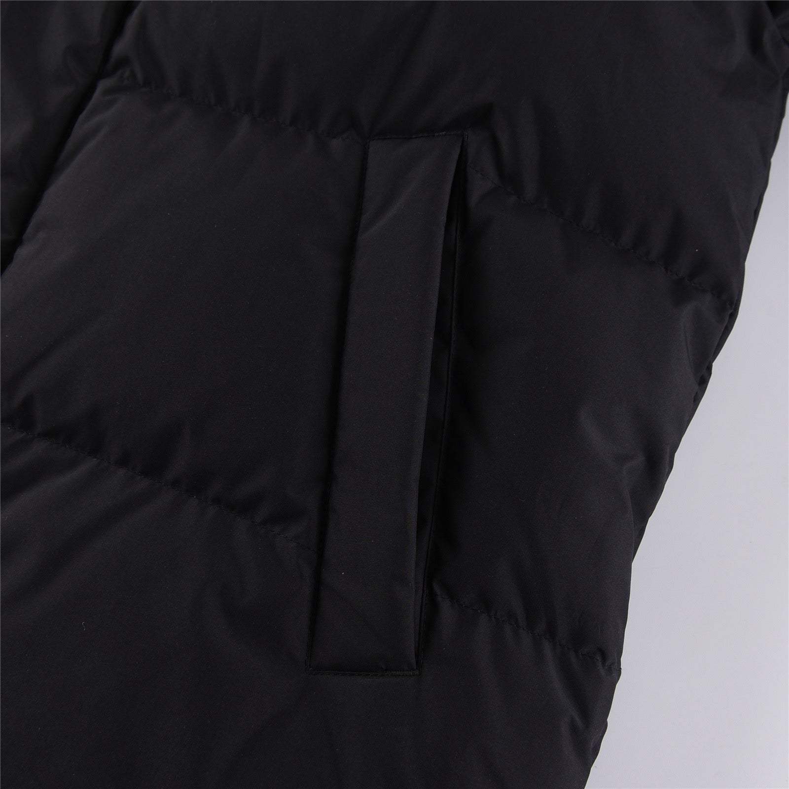 Schwarze, graue, rosa und weiße Jacke