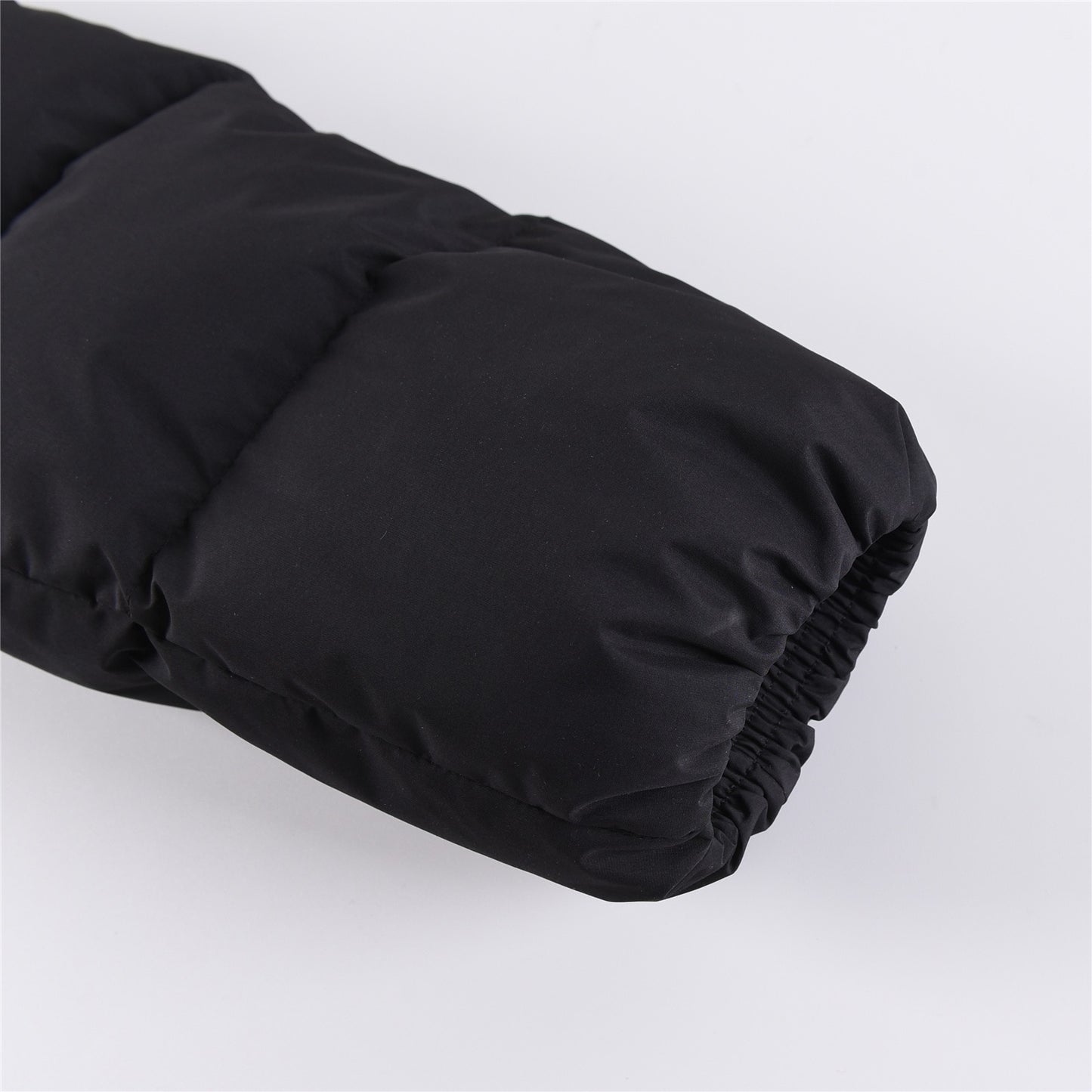 سترة باللون الأسود والرمادي والوردي والأبيض