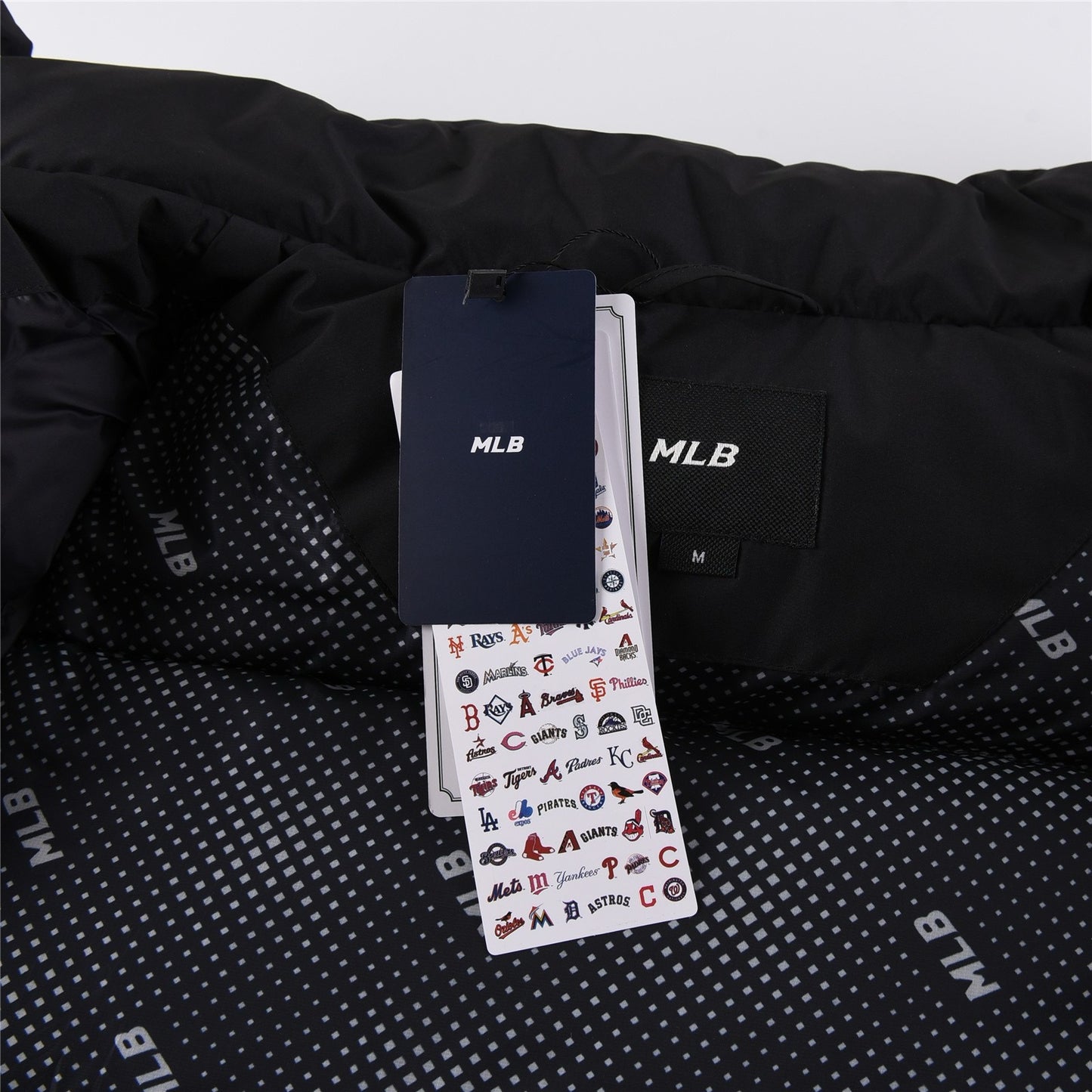 سترة باللون الأسود والرمادي والوردي والأبيض