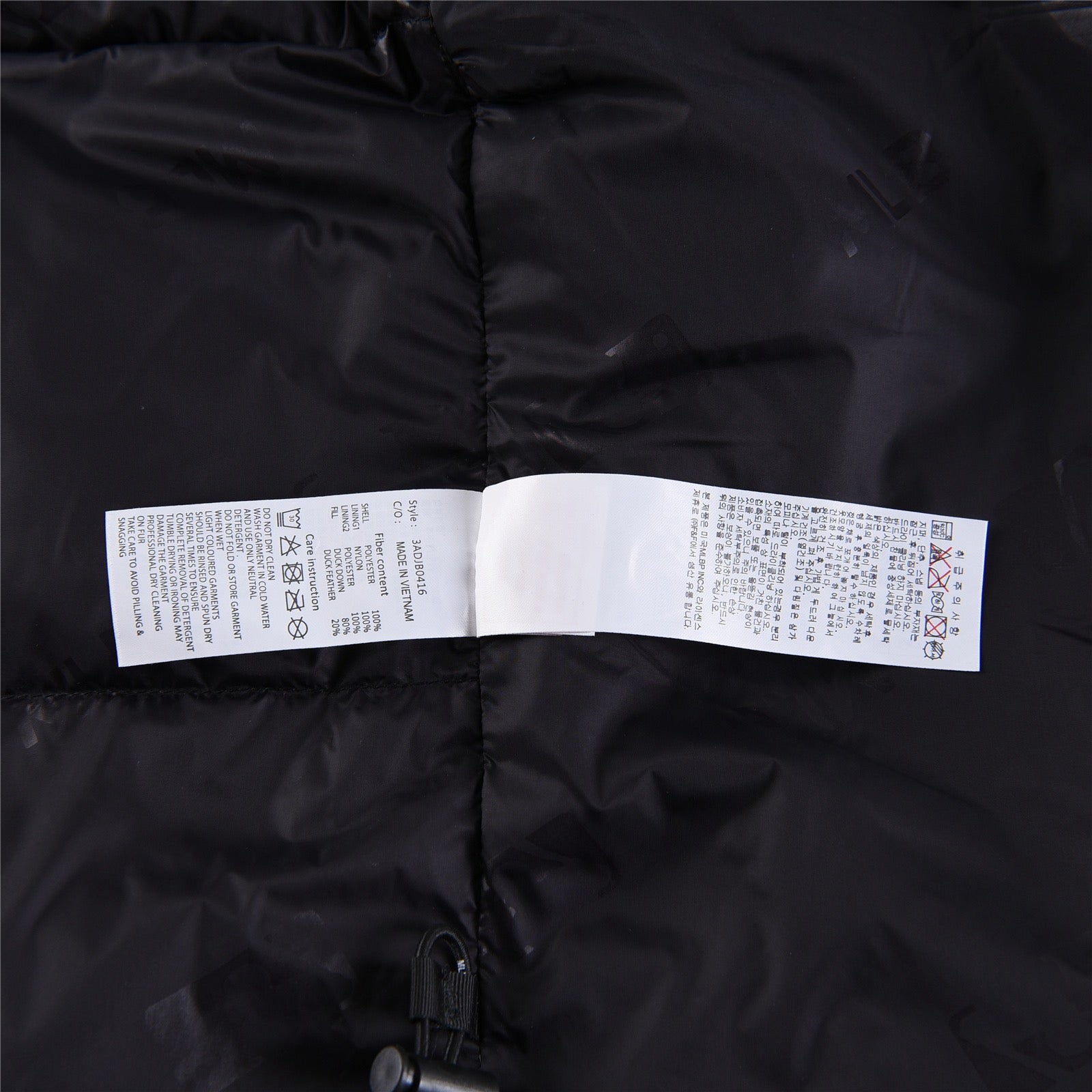 Schwarze, graue, rosa und weiße Jacke