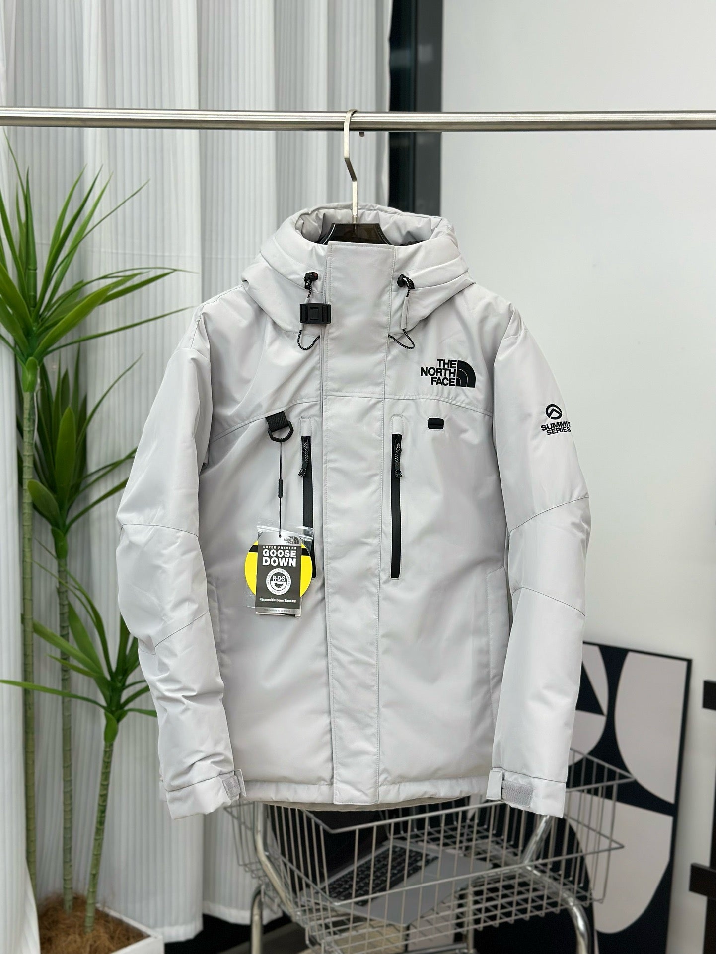 Schwarze und weiße Jacke