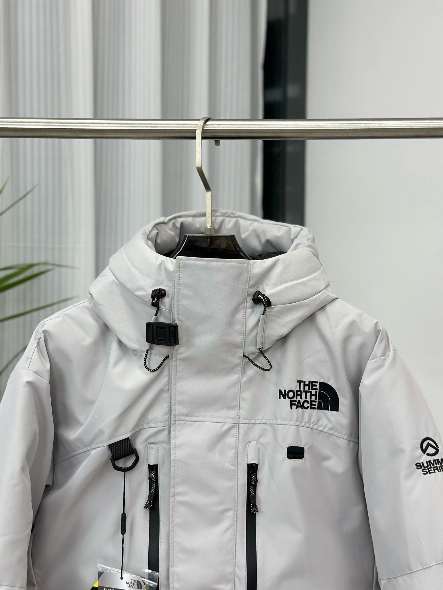 Schwarze und weiße Jacke
