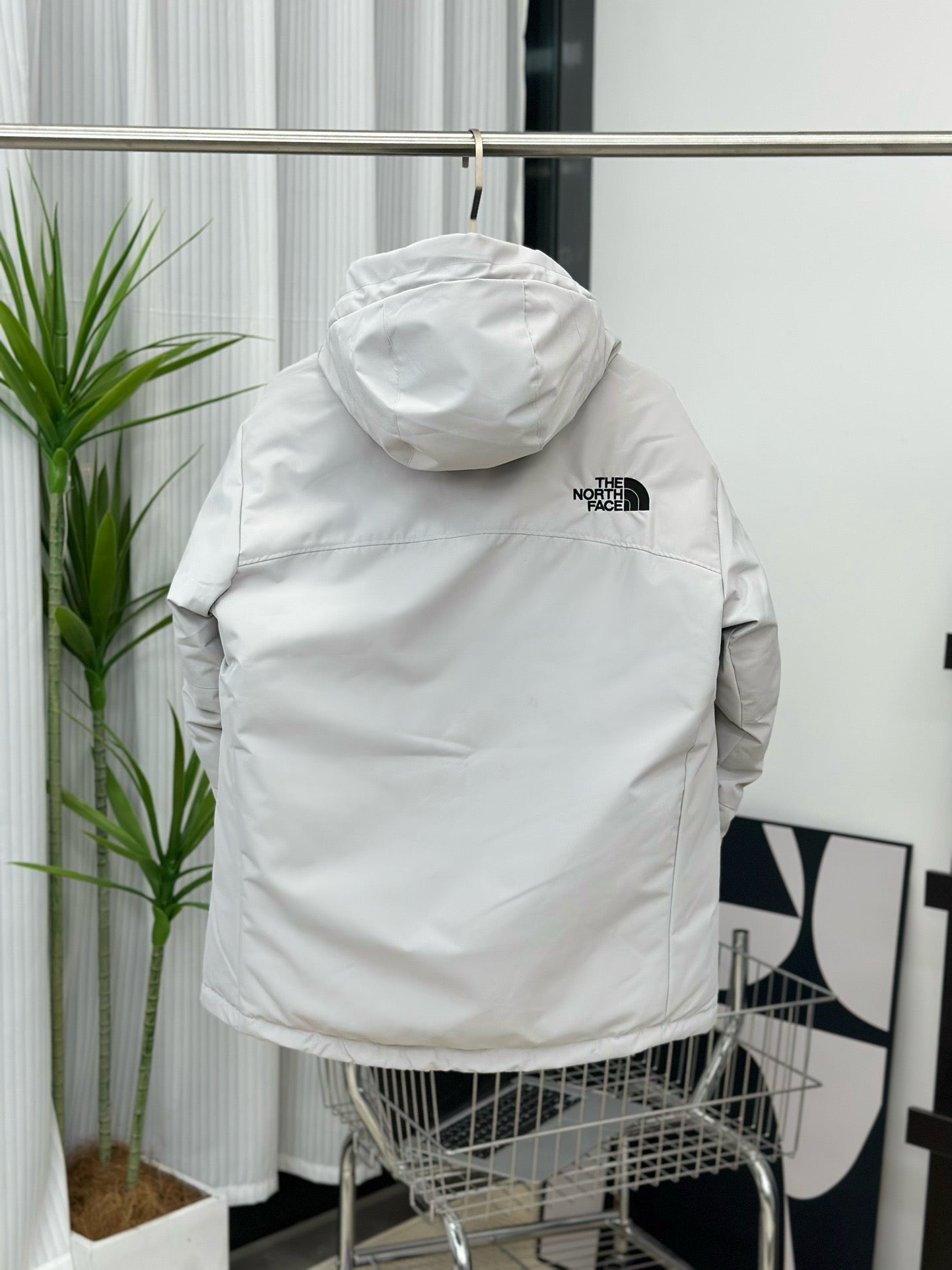 Schwarze und weiße Jacke