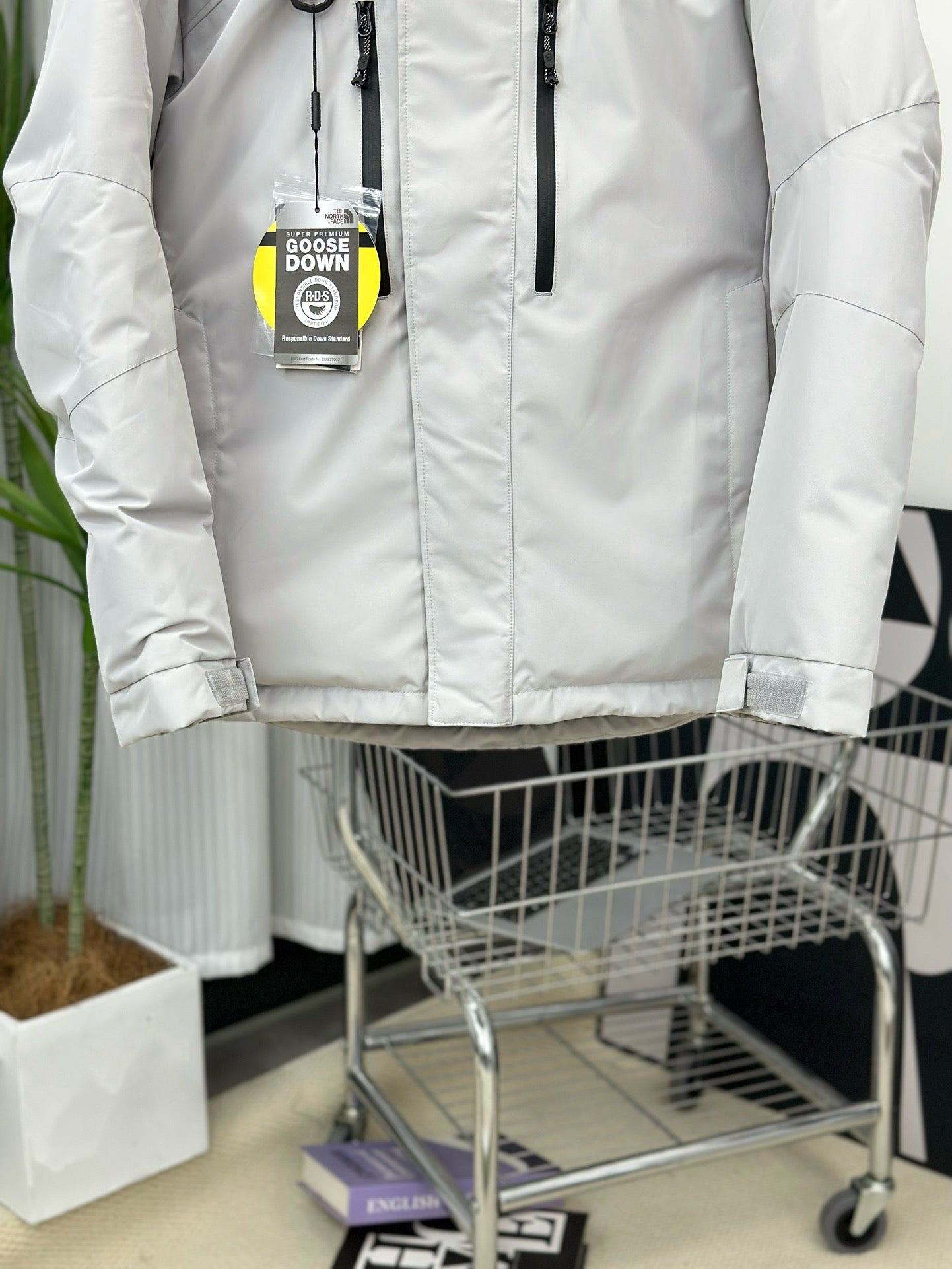 Schwarze und weiße Jacke