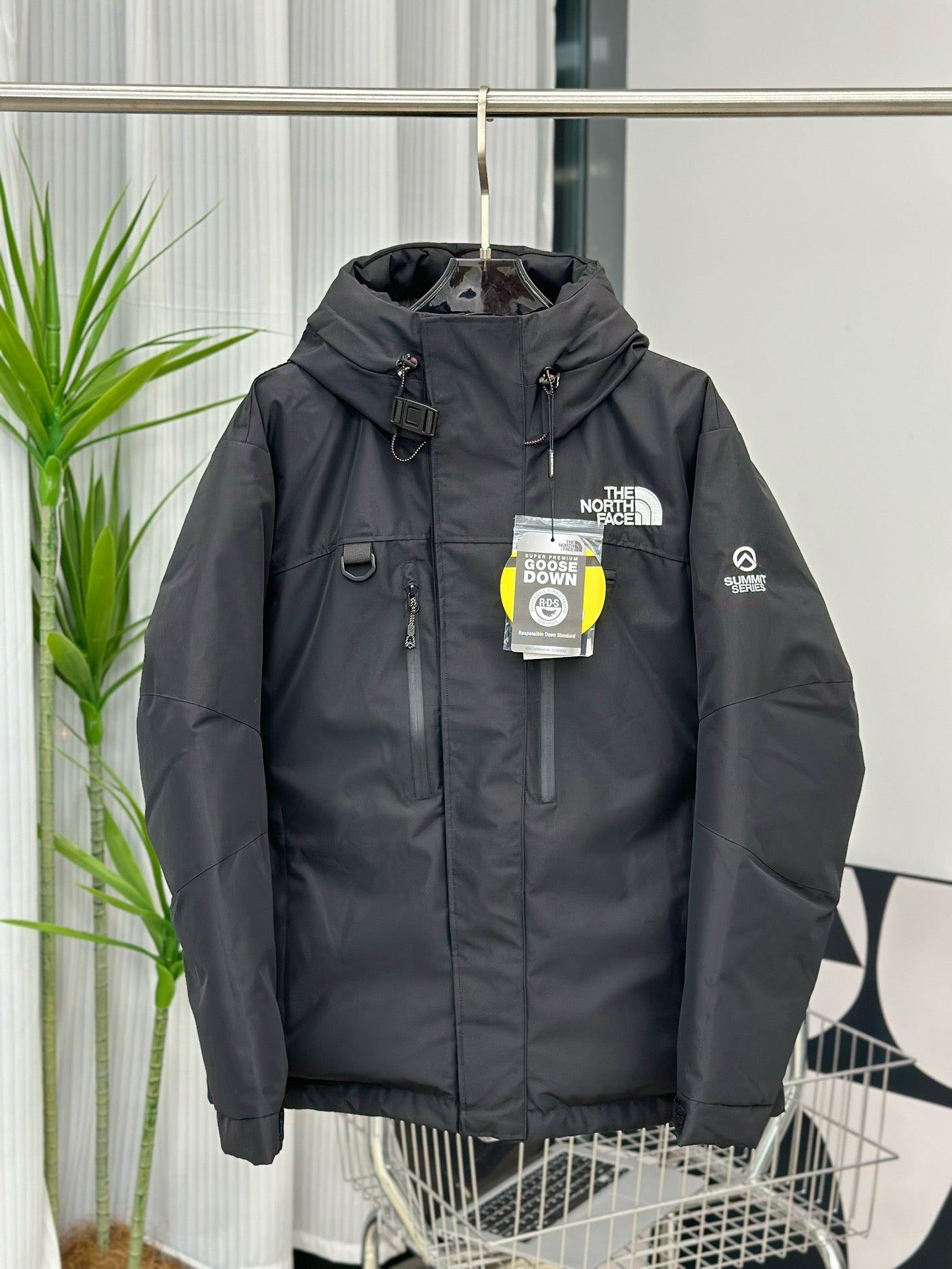 Schwarze und weiße Jacke