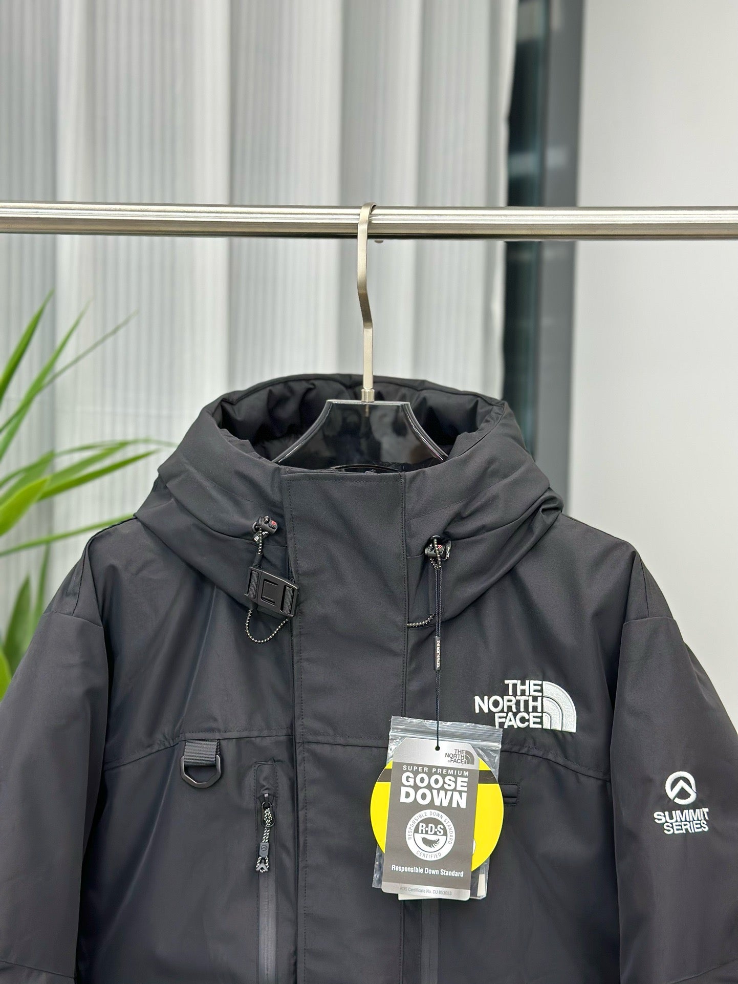 Schwarze und weiße Jacke