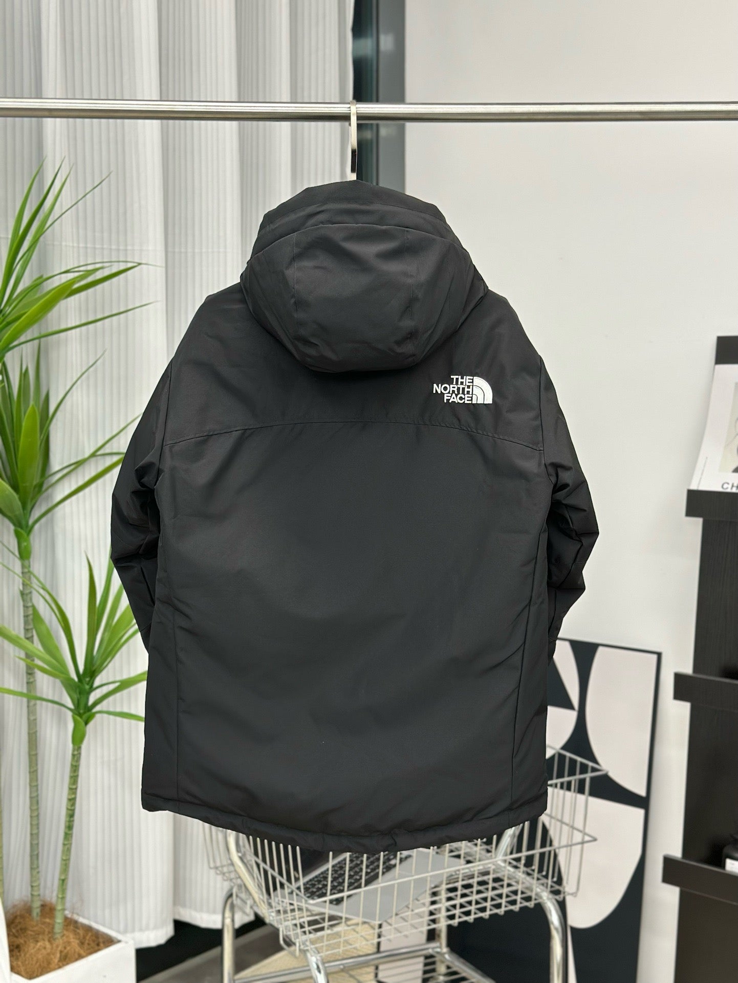 Schwarze und weiße Jacke