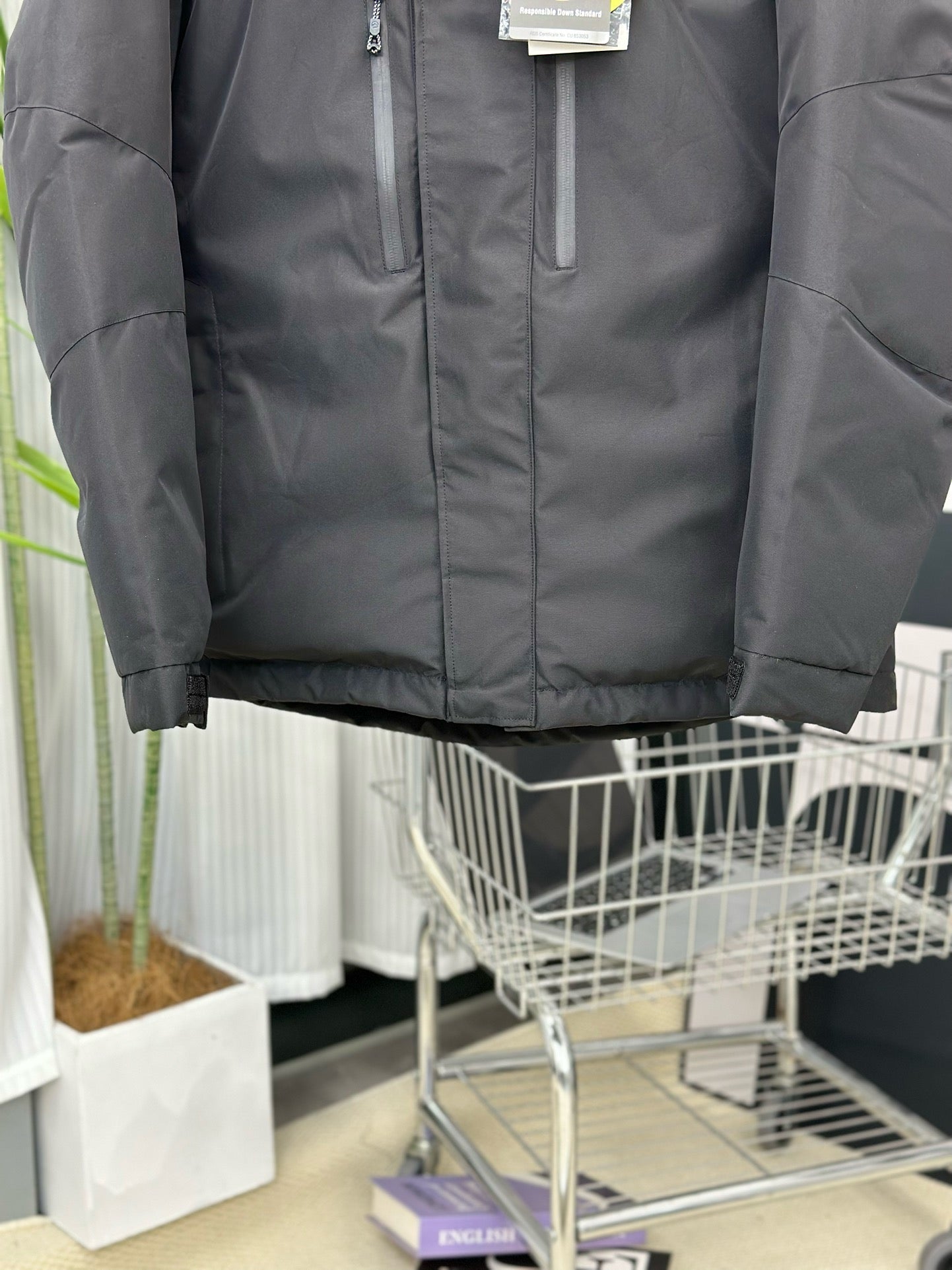 Schwarze und weiße Jacke