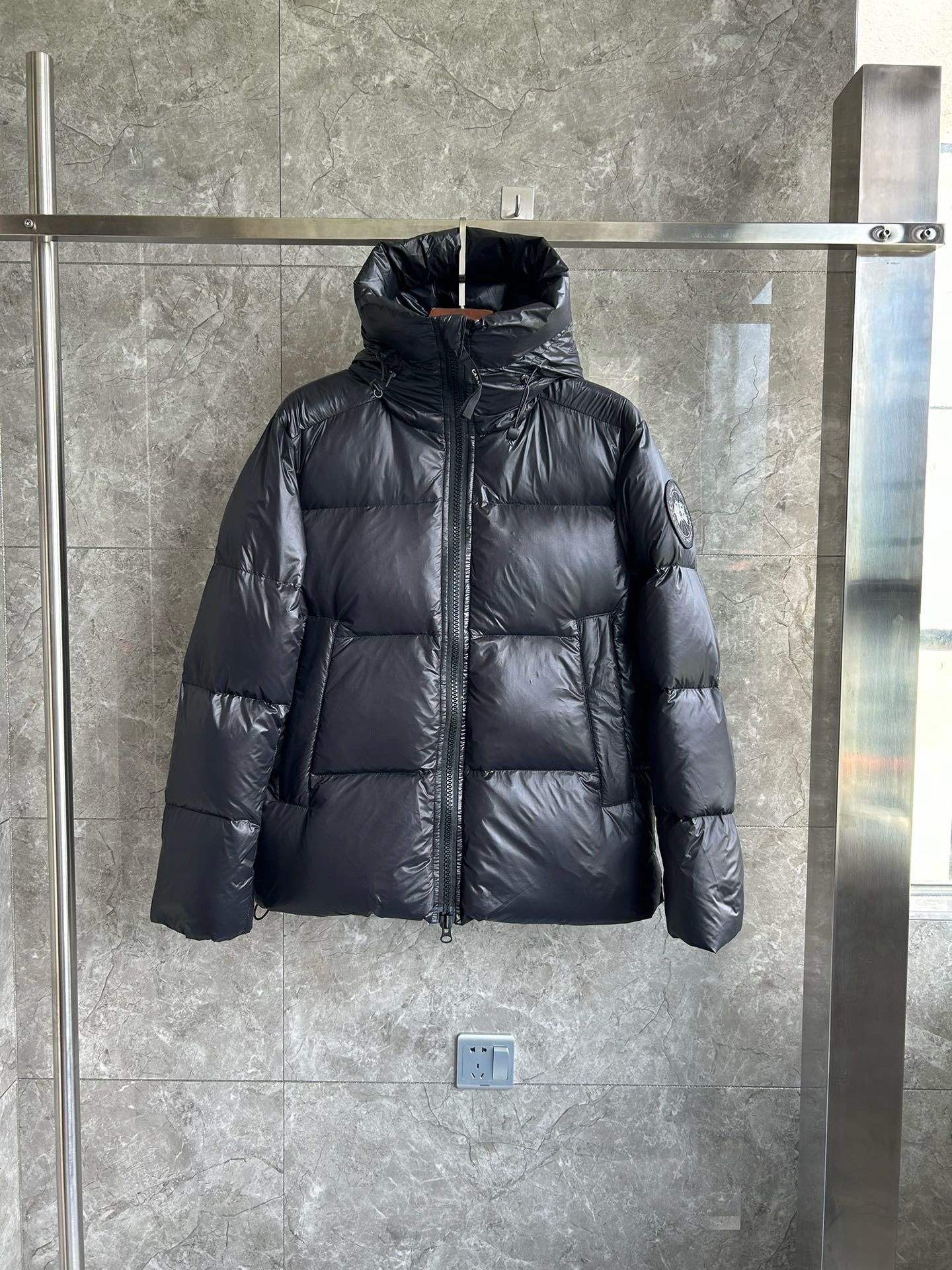 Schwarze, blaue und graue Jacke