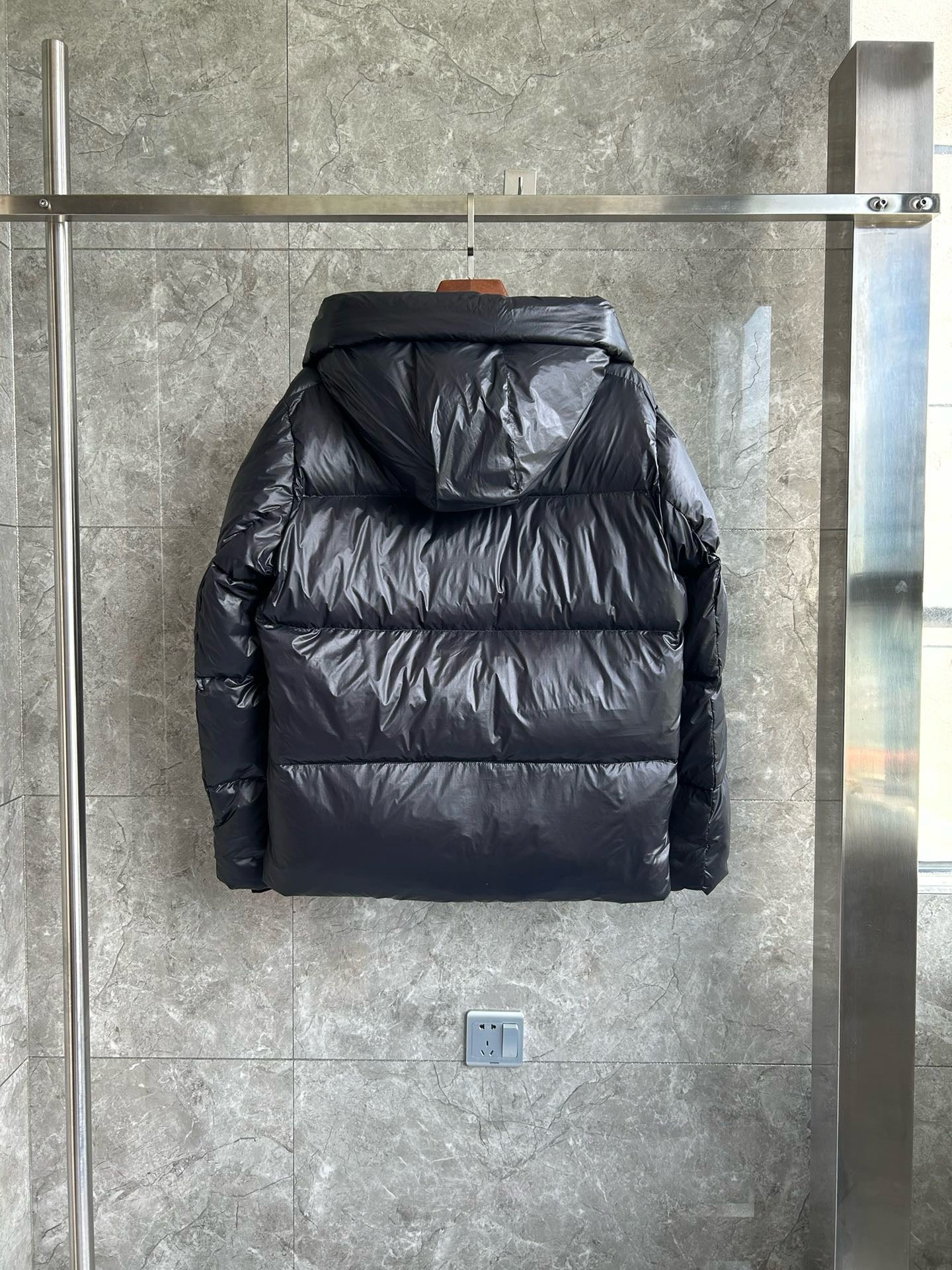 Schwarze, blaue und graue Jacke