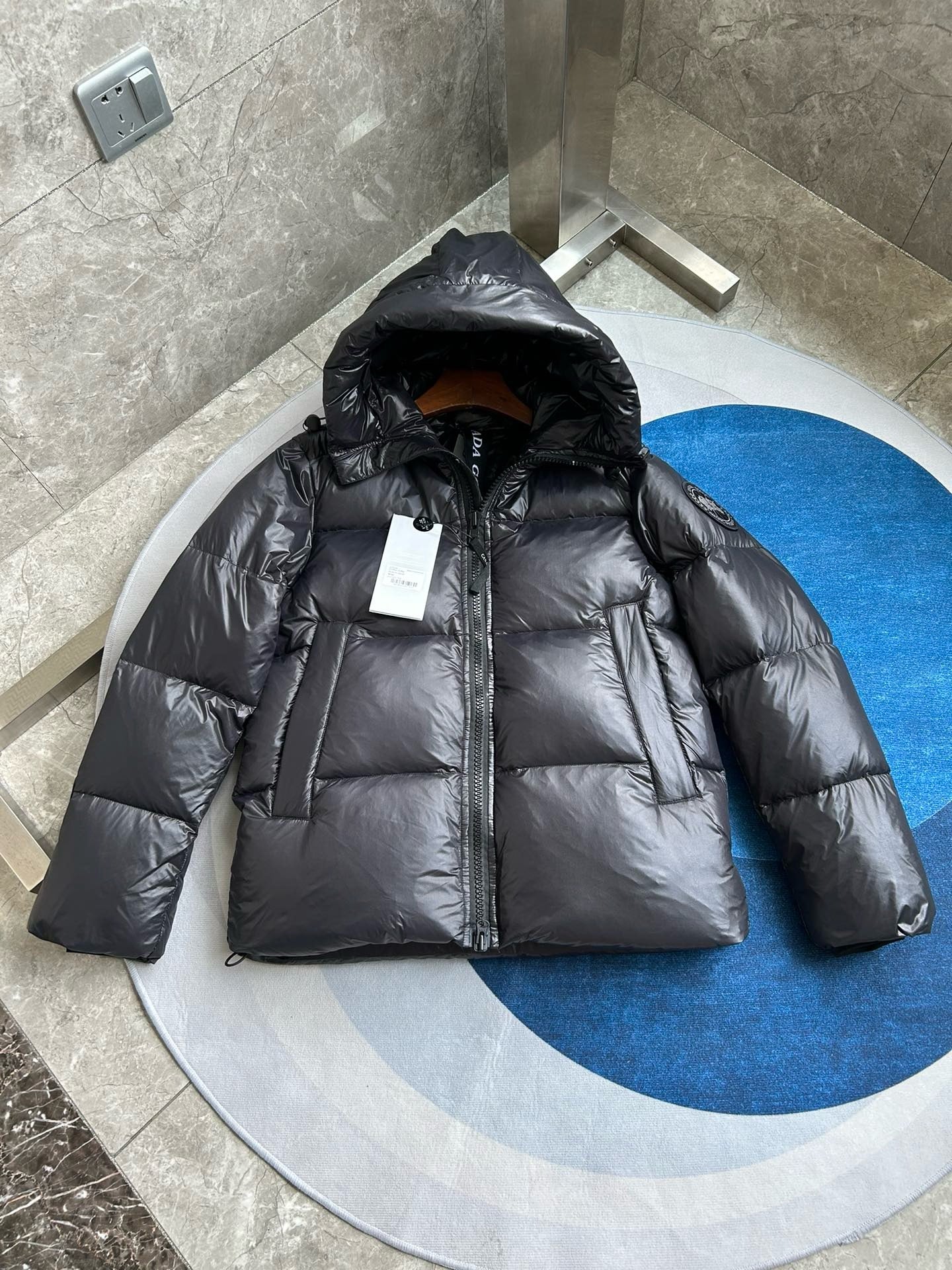 Schwarze, blaue und graue Jacke