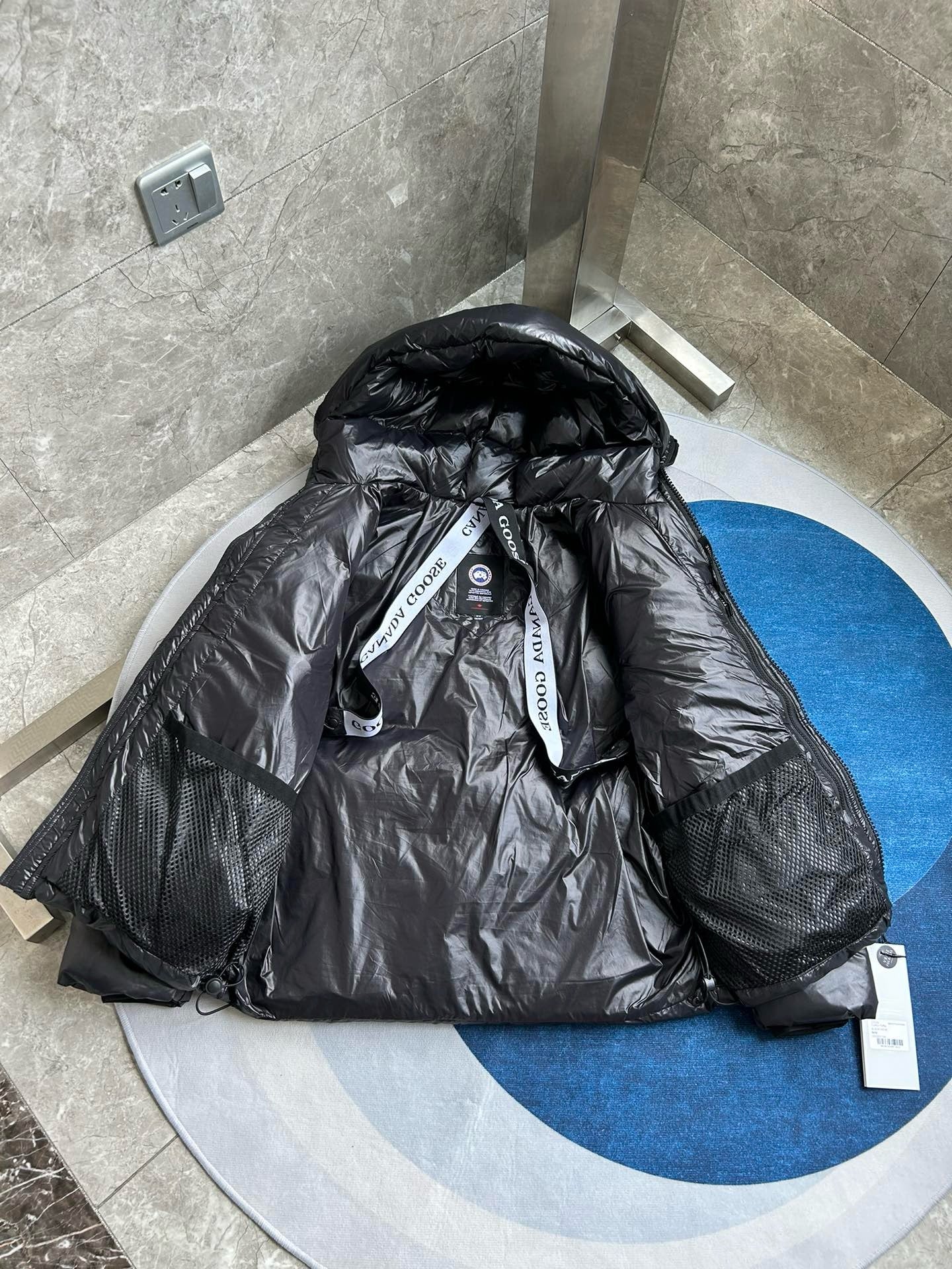 Schwarze, blaue und graue Jacke