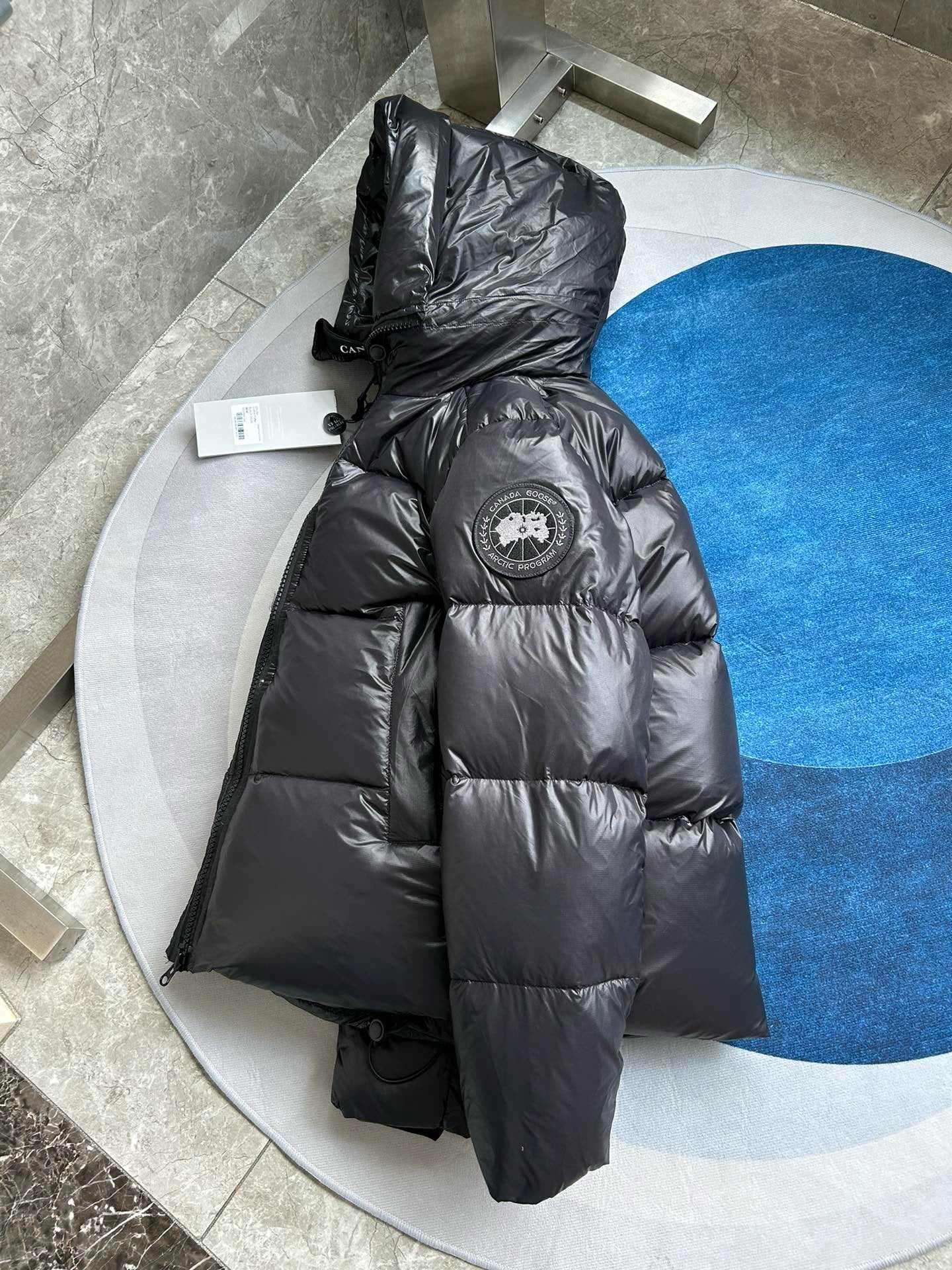 Schwarze, blaue und graue Jacke