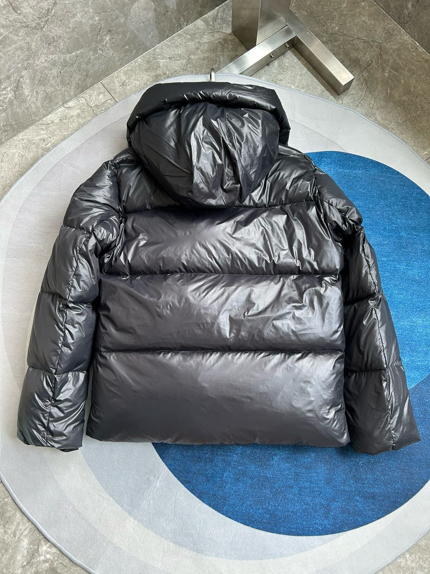 Schwarze, blaue und graue Jacke