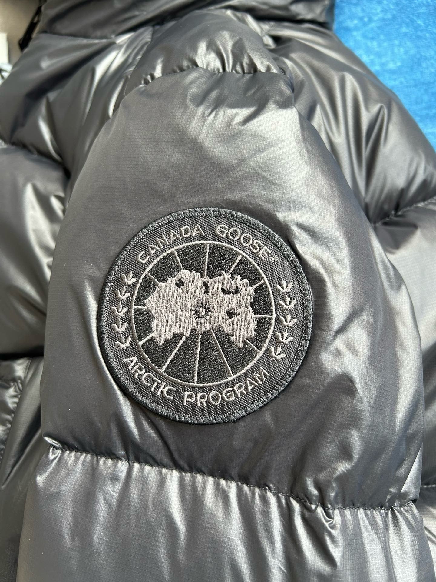 Schwarze, blaue und graue Jacke