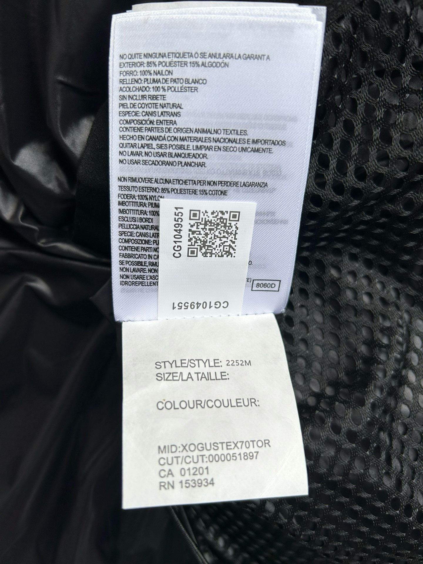 Schwarze, blaue und graue Jacke