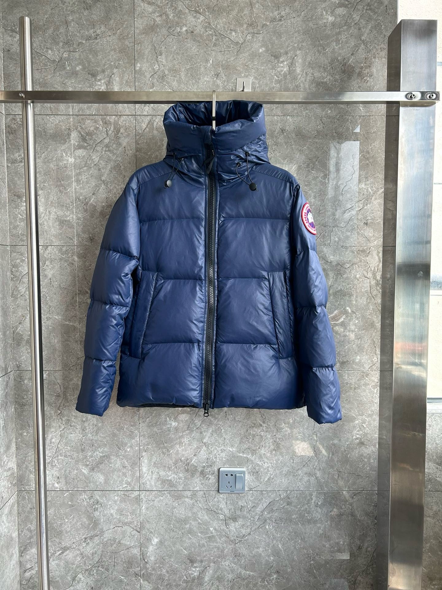 Schwarze, blaue und graue Jacke