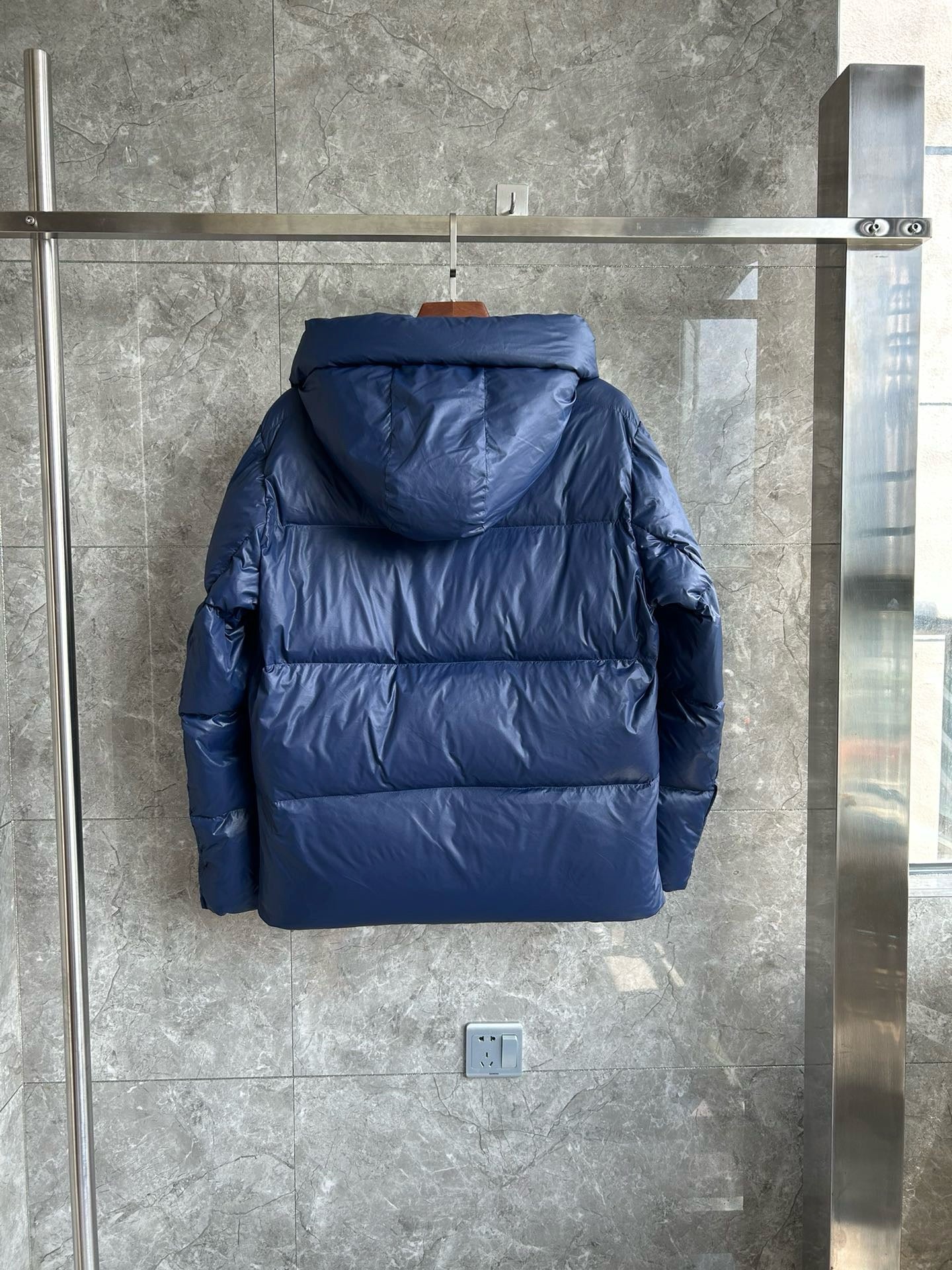 Schwarze, blaue und graue Jacke