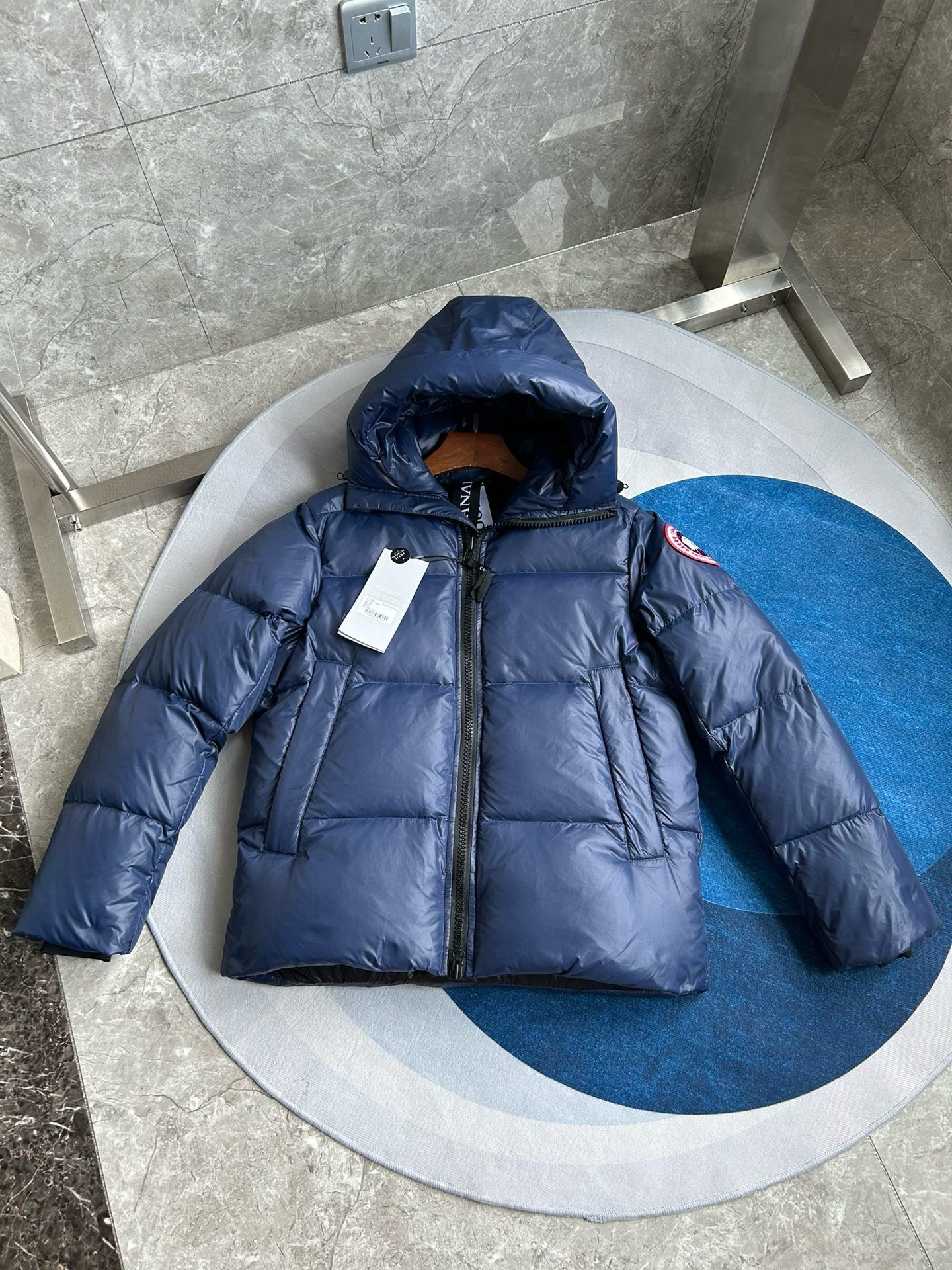 Schwarze, blaue und graue Jacke
