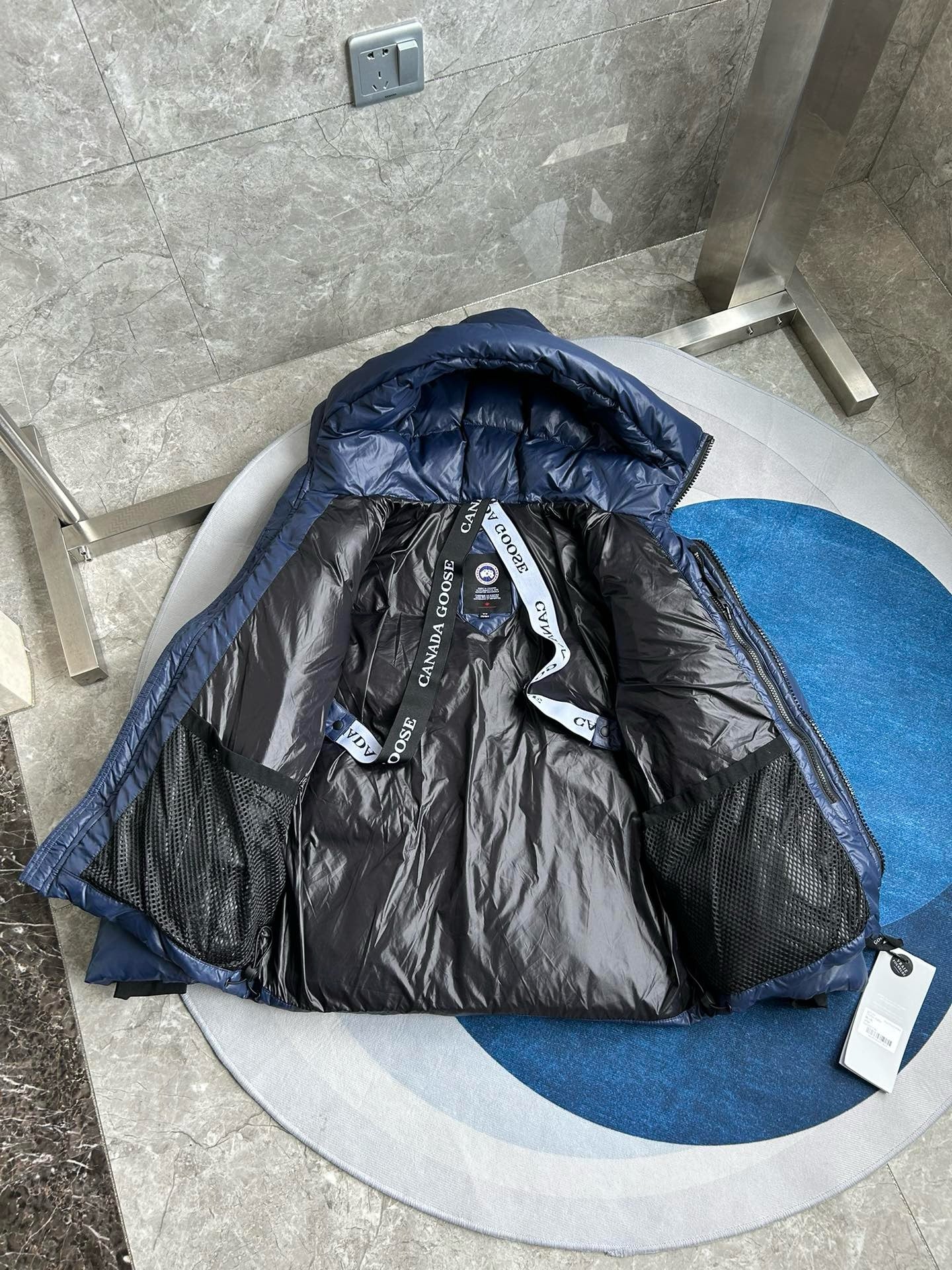 Schwarze, blaue und graue Jacke